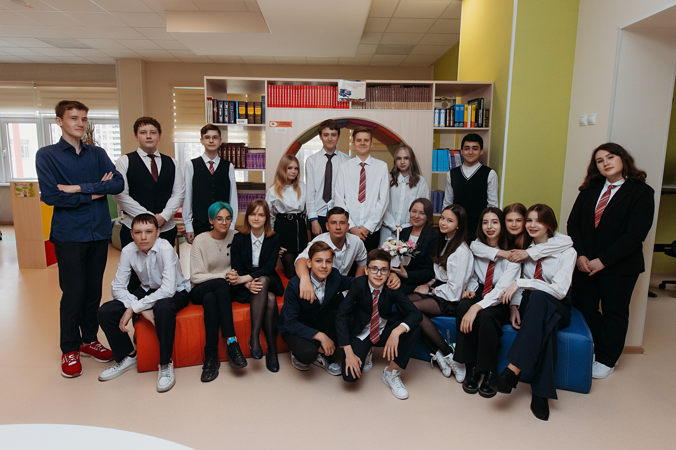 8 класс в библиотеке. Семейный фотограф Тюмень, фотограф на роды Салмина Мария