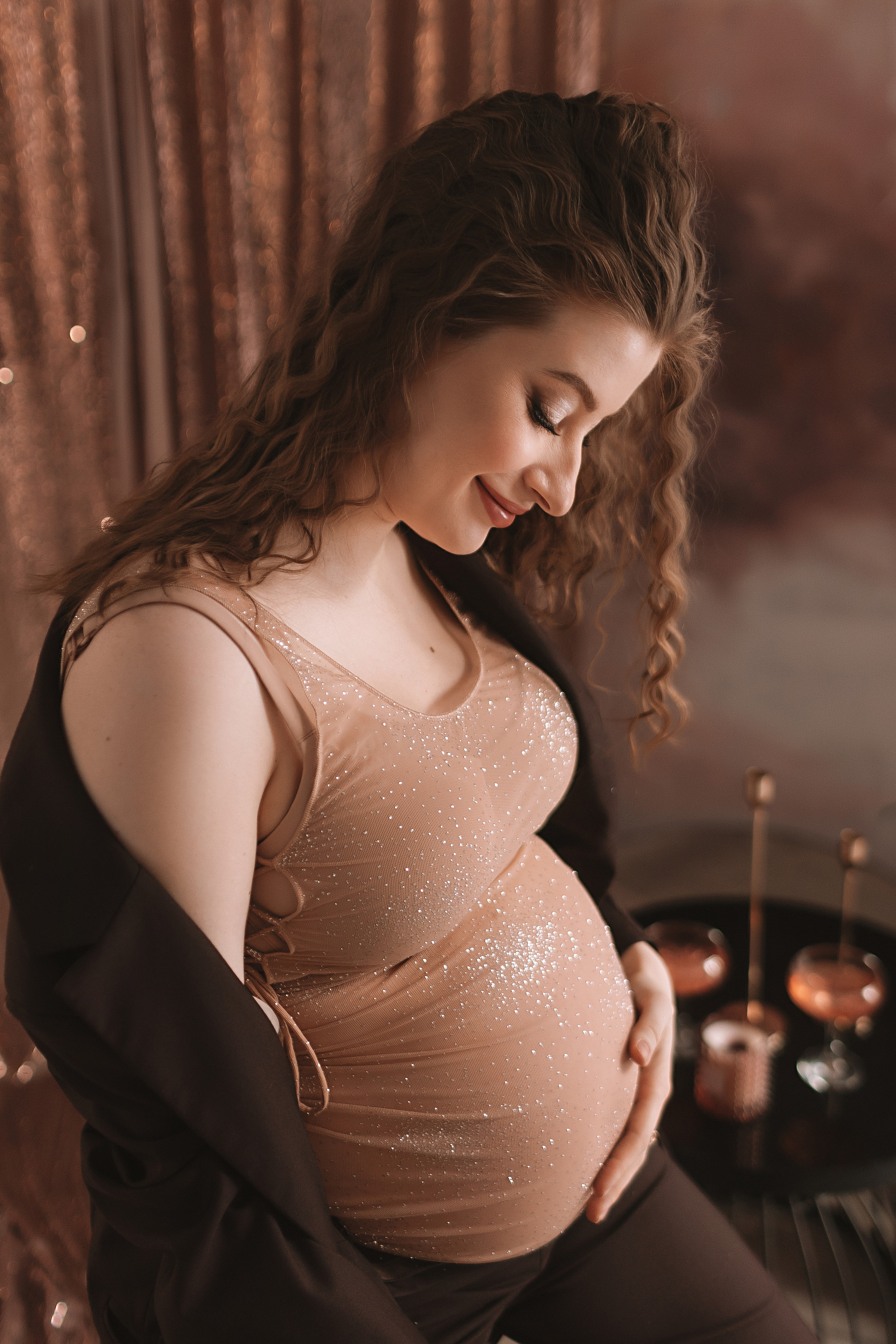 Беременность (фататум, циклорама и зал). Семейный фотограф Тюмень, фотограф на роды Салмина Мария