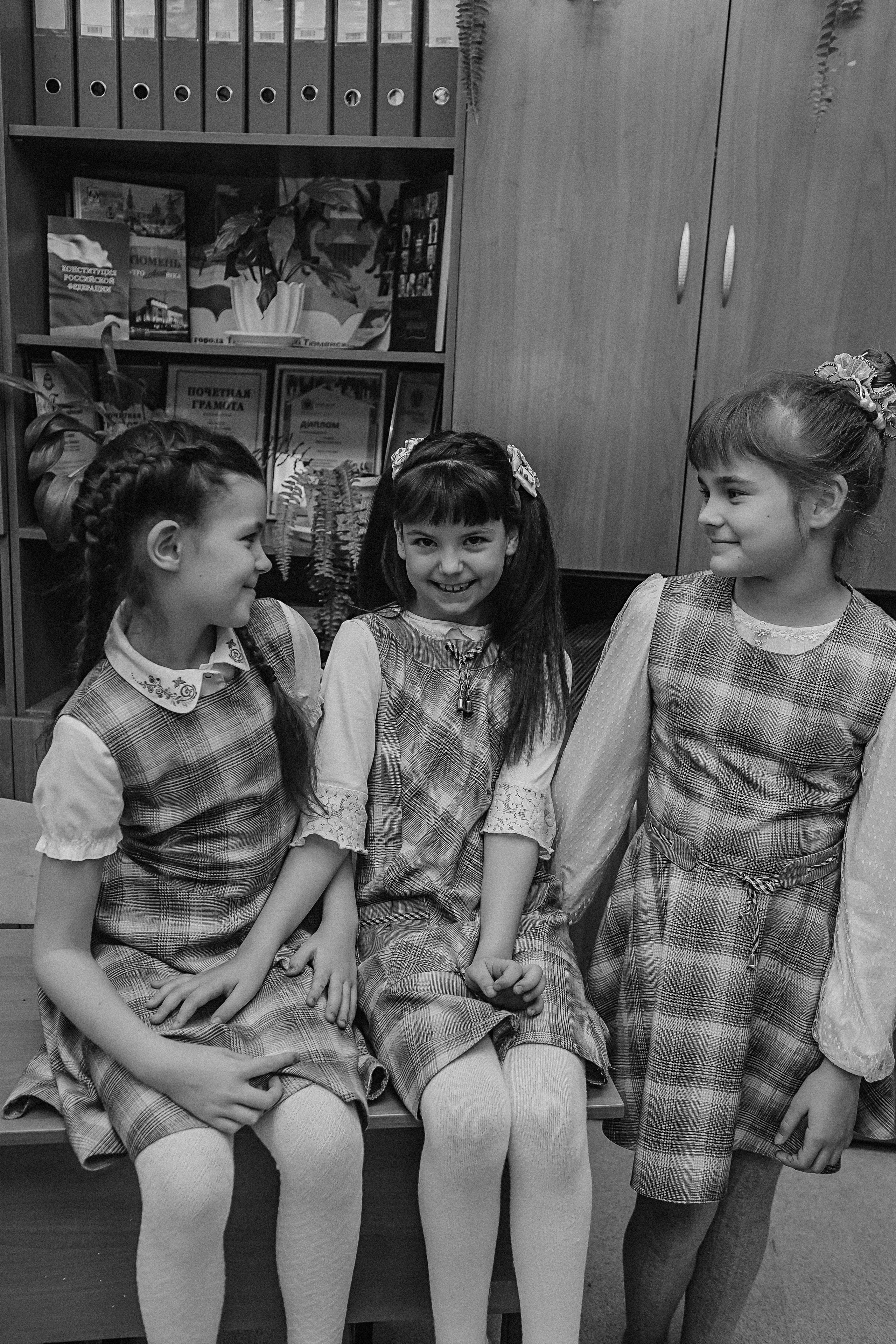 2 класс в школе. Семейный фотограф Тюмень, фотограф на роды Салмина Мария