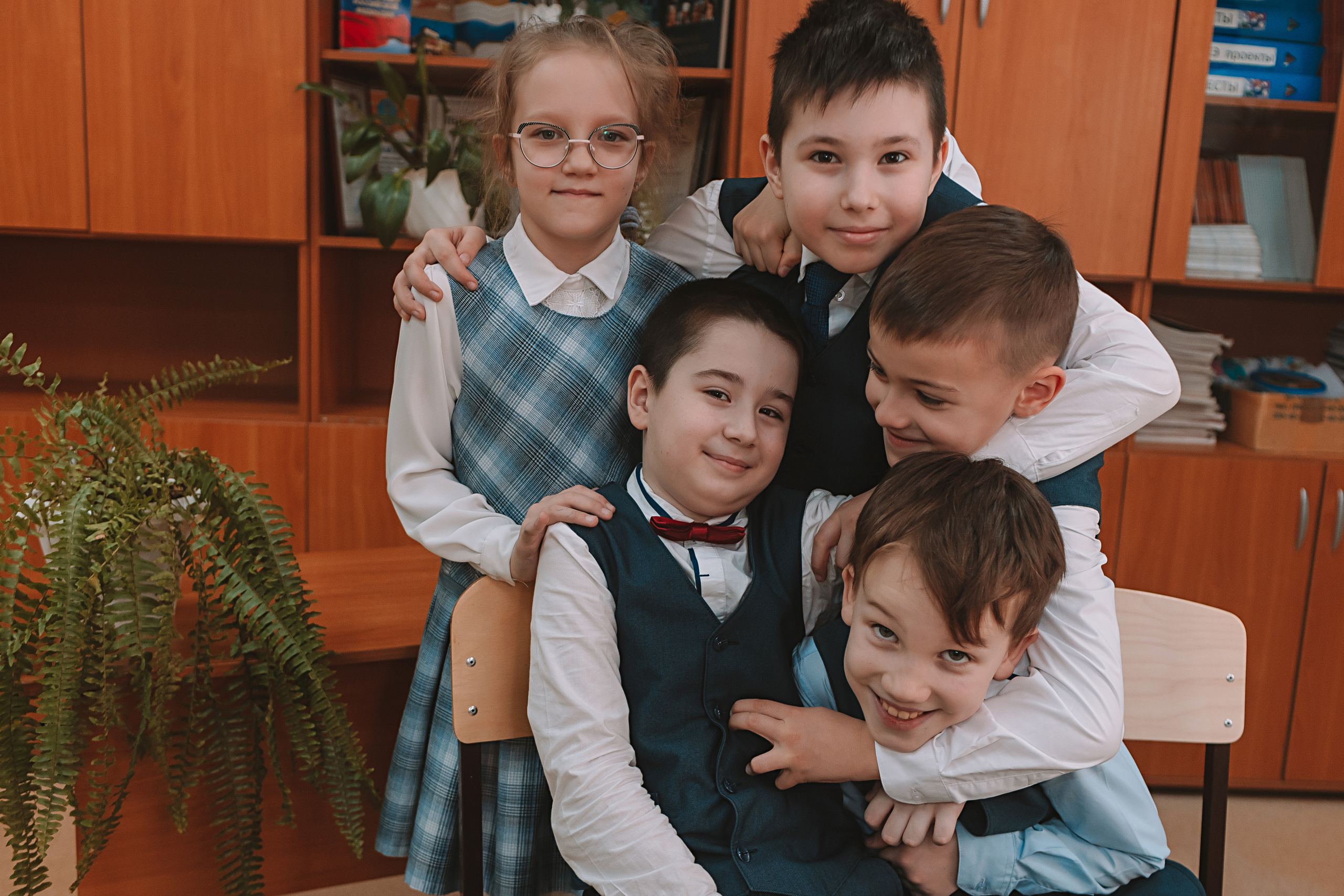 2 класс в школе. Семейный фотограф Тюмень, фотограф на роды Салмина Мария