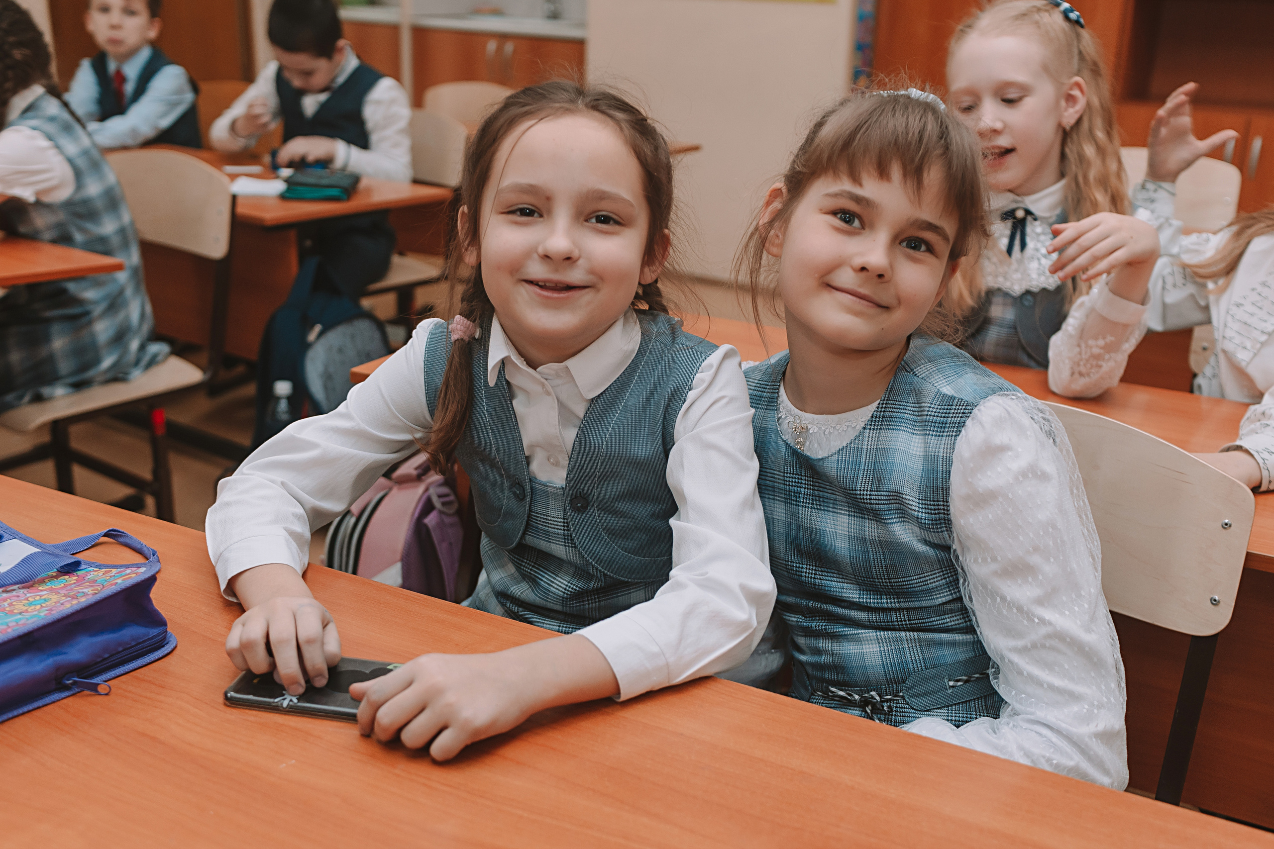 2 класс в школе. Семейный фотограф Тюмень, фотограф на роды Салмина Мария