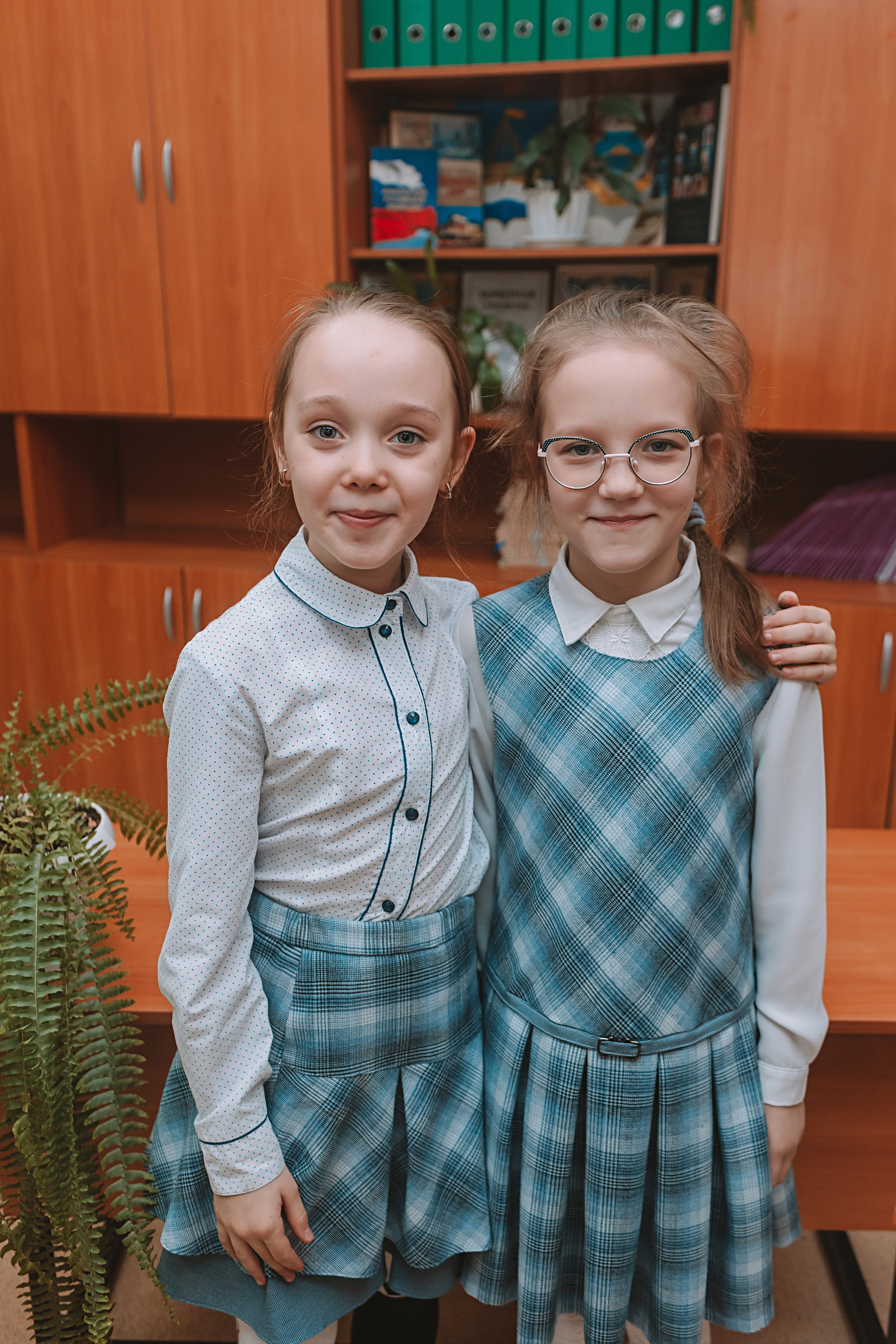 2 класс в школе. Семейный фотограф Тюмень, фотограф на роды Салмина Мария