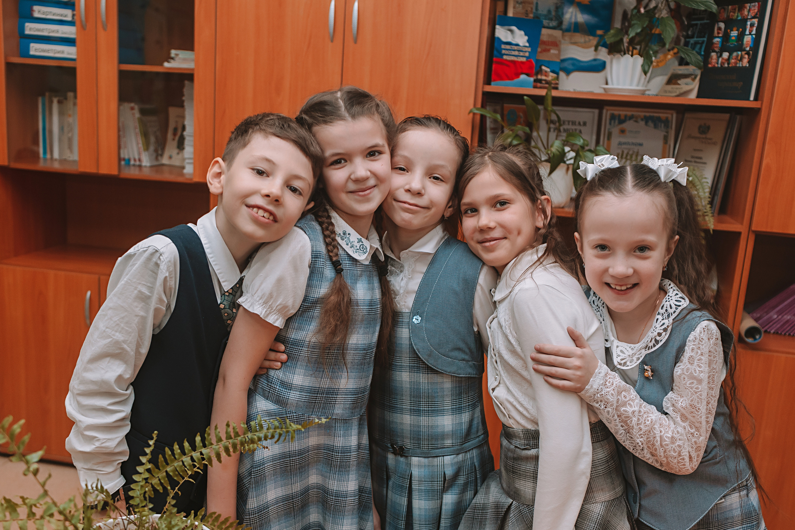 2 класс в школе. Семейный фотограф Тюмень, фотограф на роды Салмина Мария