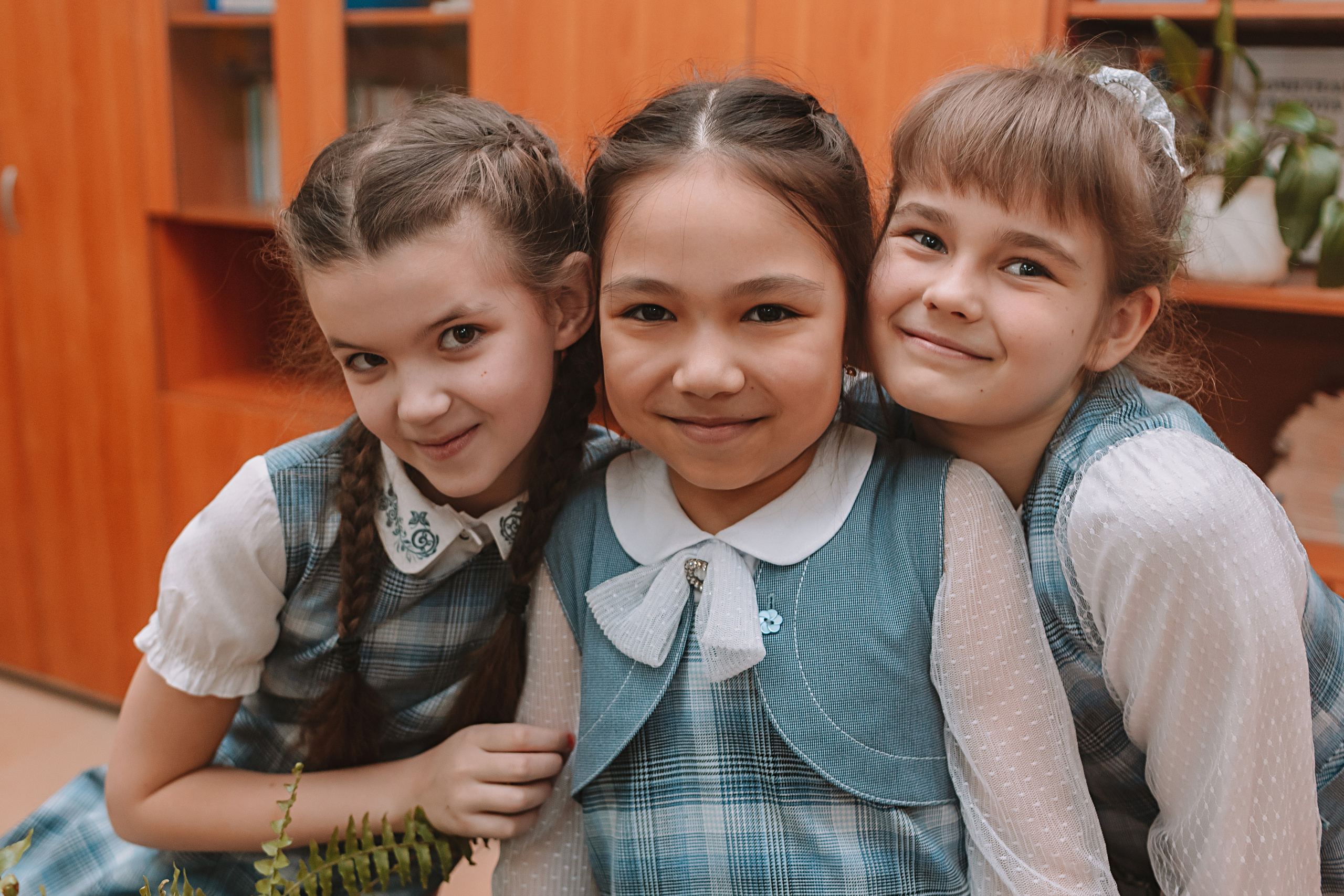 2 класс в школе. Семейный фотограф Тюмень, фотограф на роды Салмина Мария