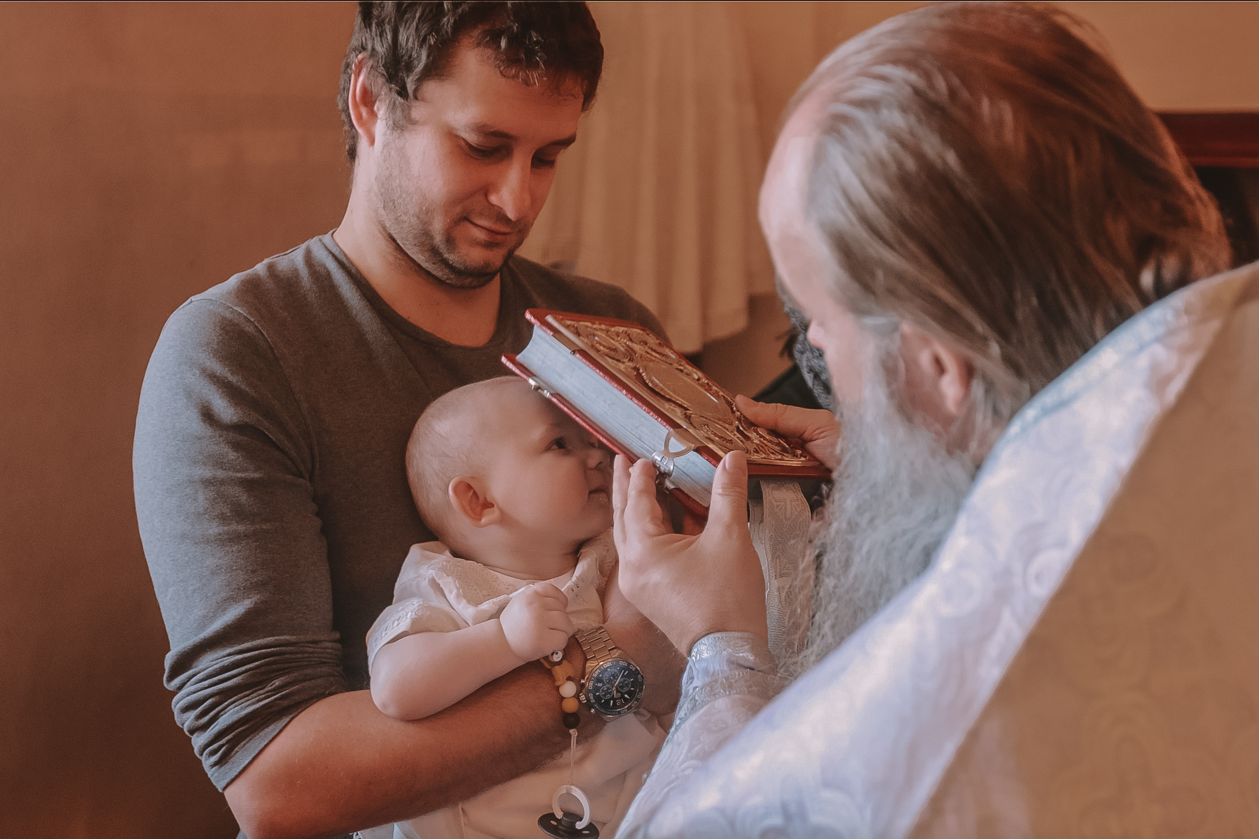 Крещение семакова. Семейный фотограф Тюмень, фотограф на роды Салмина Мария