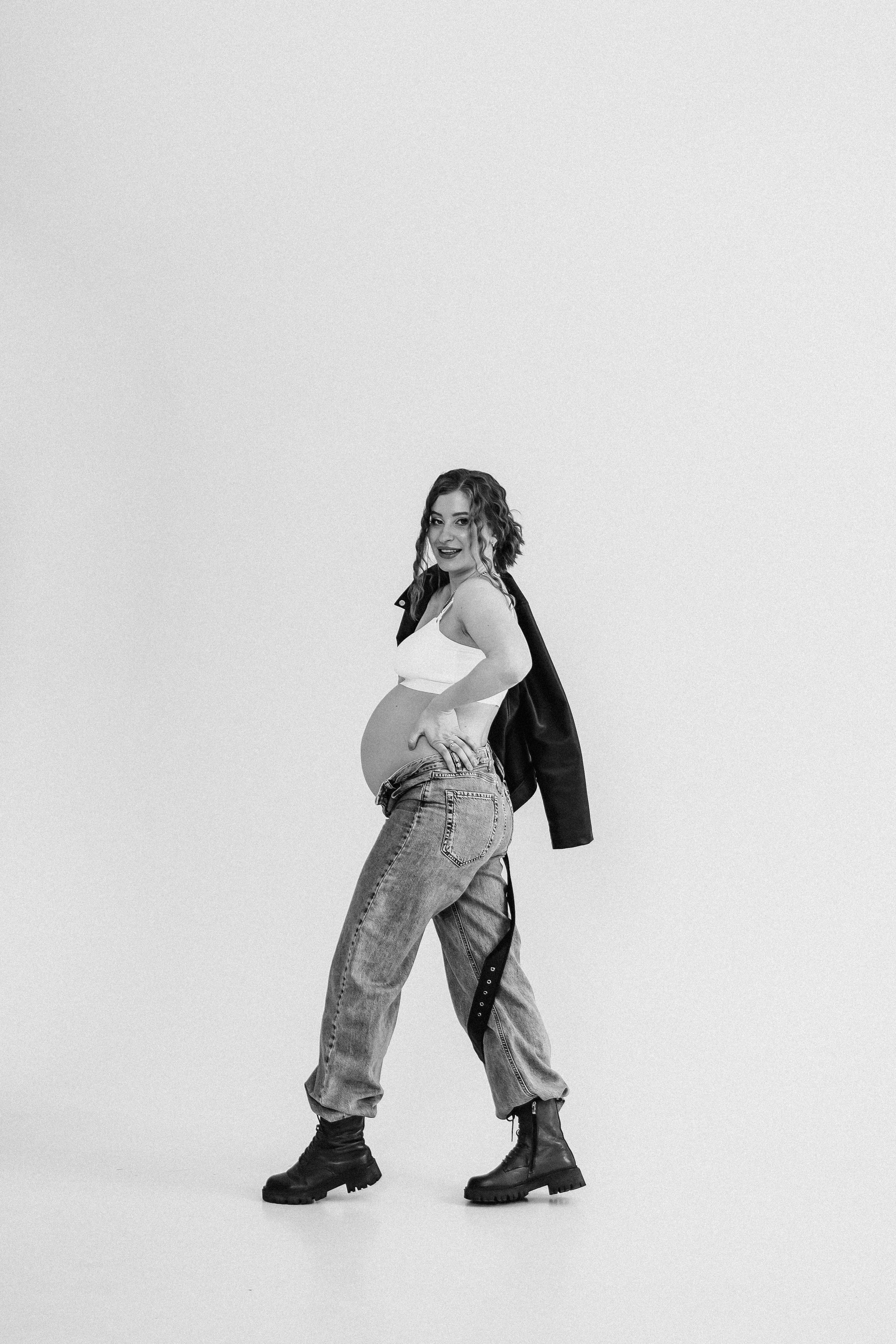 Беременность (фататум, циклорама и зал). Семейный фотограф Тюмень, фотограф на роды Салмина Мария