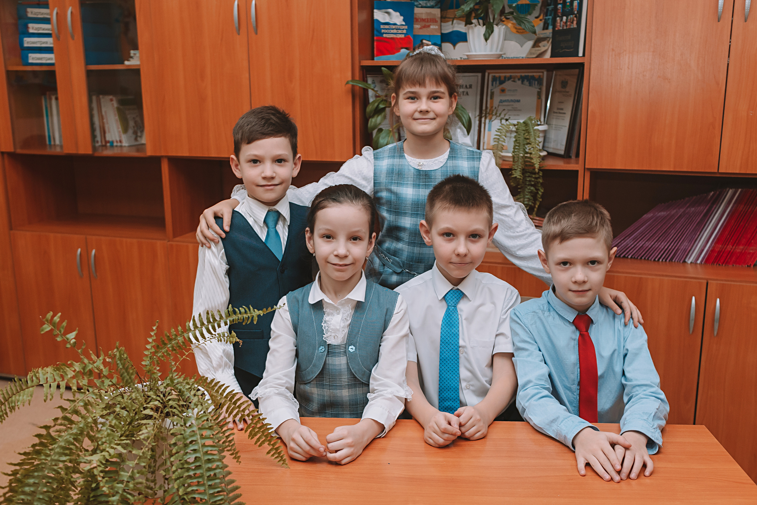 2 класс в школе. Семейный фотограф Тюмень, фотограф на роды Салмина Мария