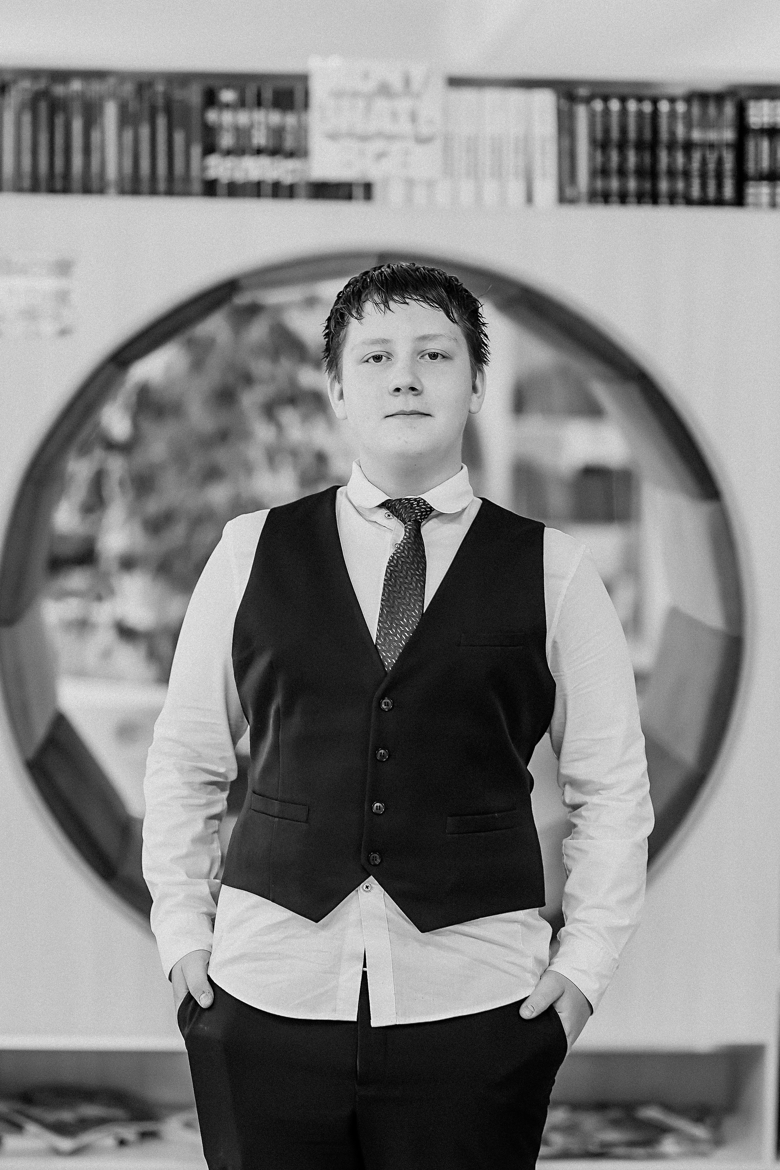 8 класс в библиотеке. Семейный фотограф Тюмень, фотограф на роды Салмина Мария