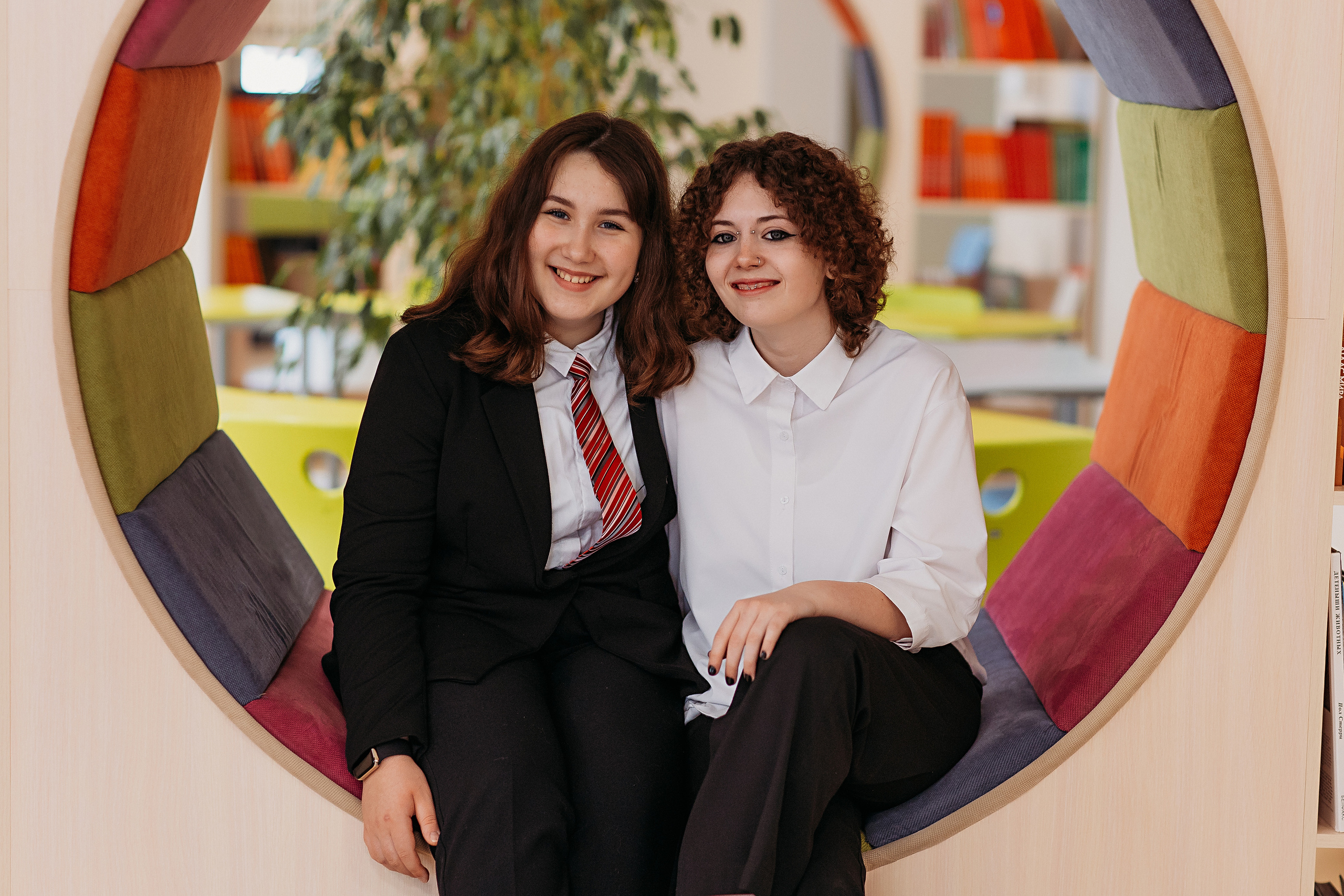 8 класс в библиотеке. Семейный фотограф Тюмень, фотограф на роды Салмина Мария