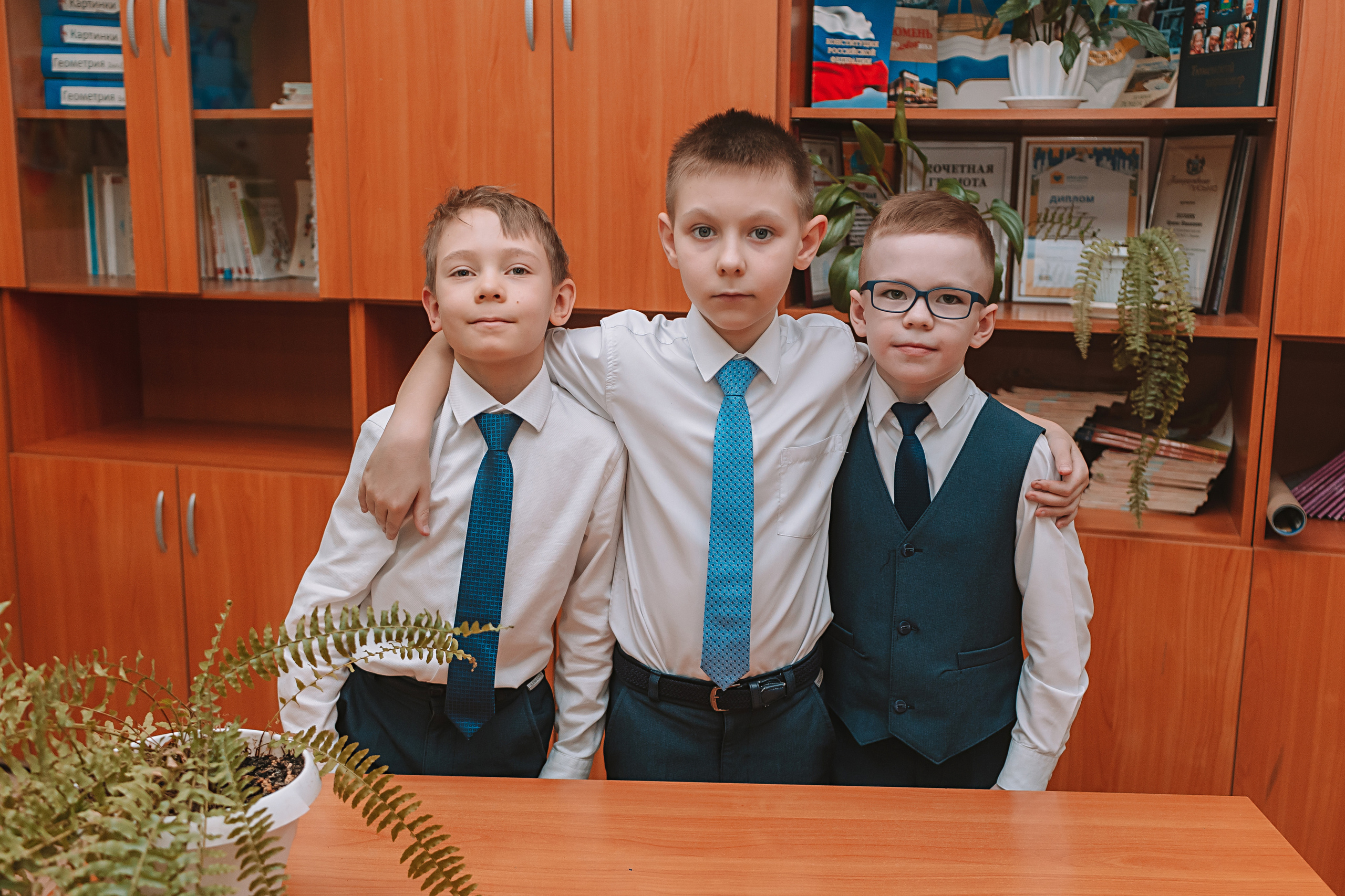 2 класс в школе. Семейный фотограф Тюмень, фотограф на роды Салмина Мария