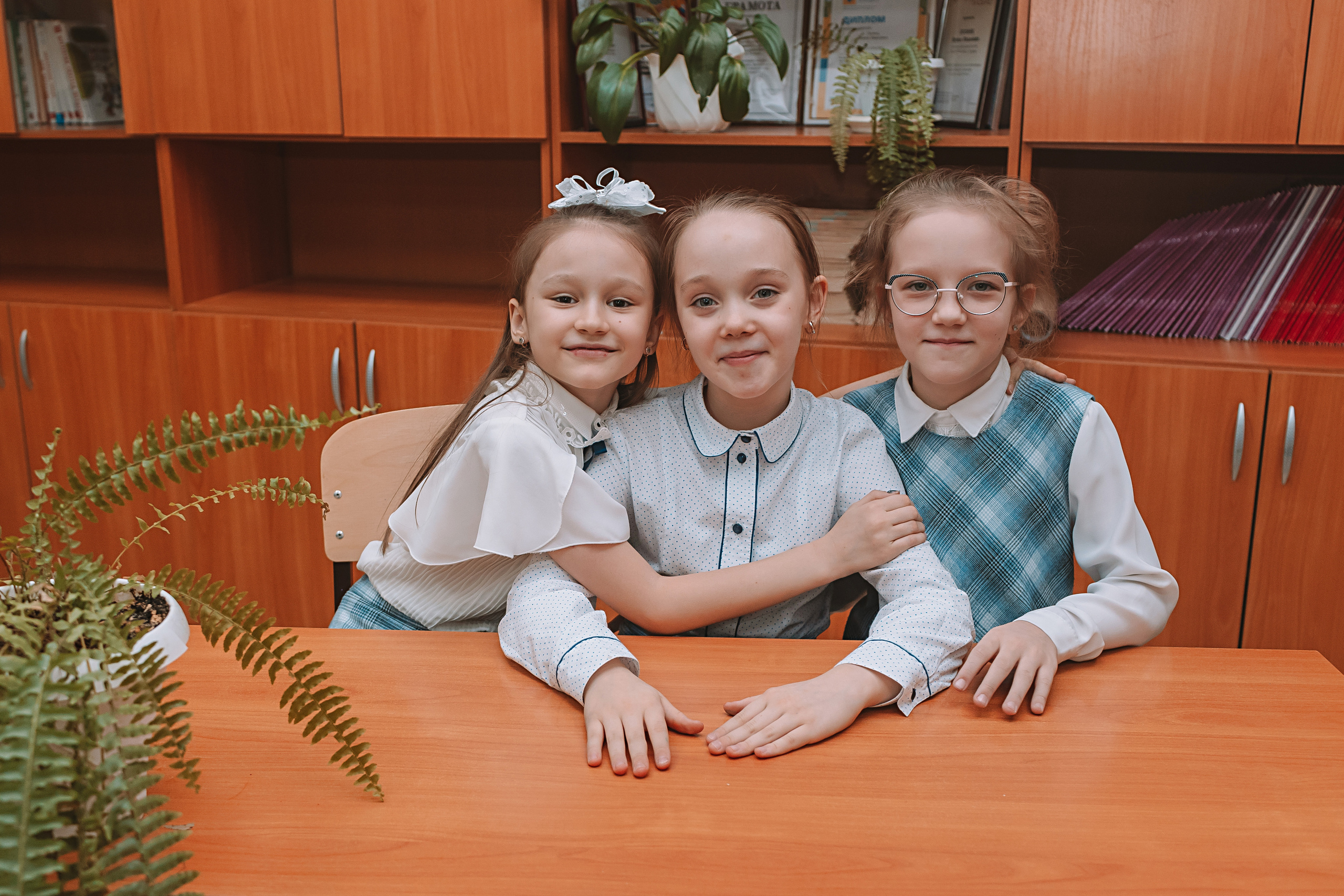 2 класс в школе. Семейный фотограф Тюмень, фотограф на роды Салмина Мария