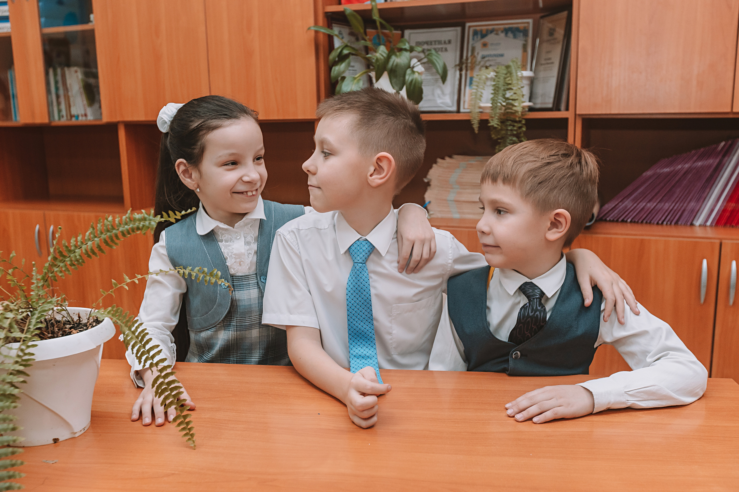 2 класс в школе. Семейный фотограф Тюмень, фотограф на роды Салмина Мария