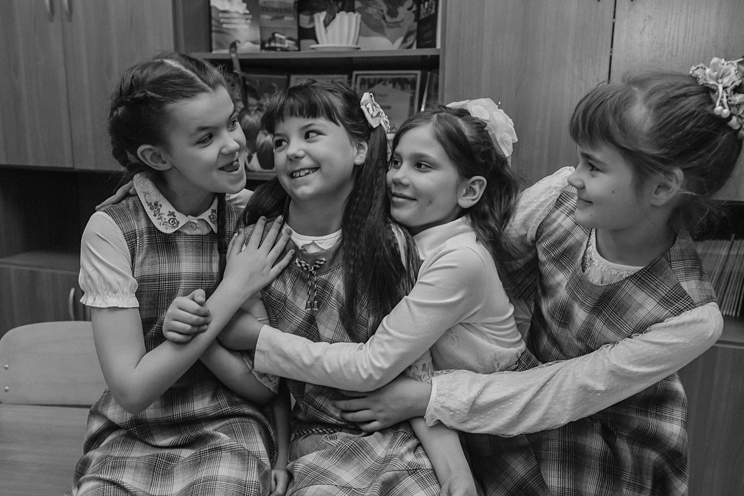 2 класс в школе. Семейный фотограф Тюмень, фотограф на роды Салмина Мария