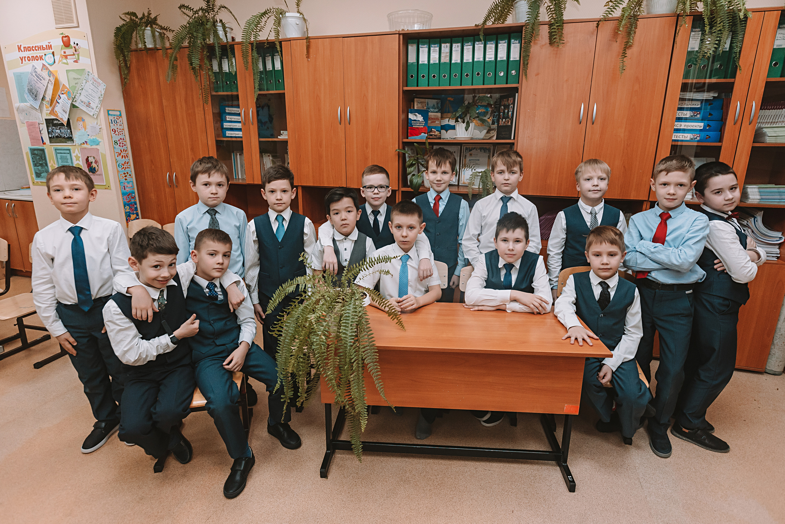 2 класс в школе. Семейный фотограф Тюмень, фотограф на роды Салмина Мария