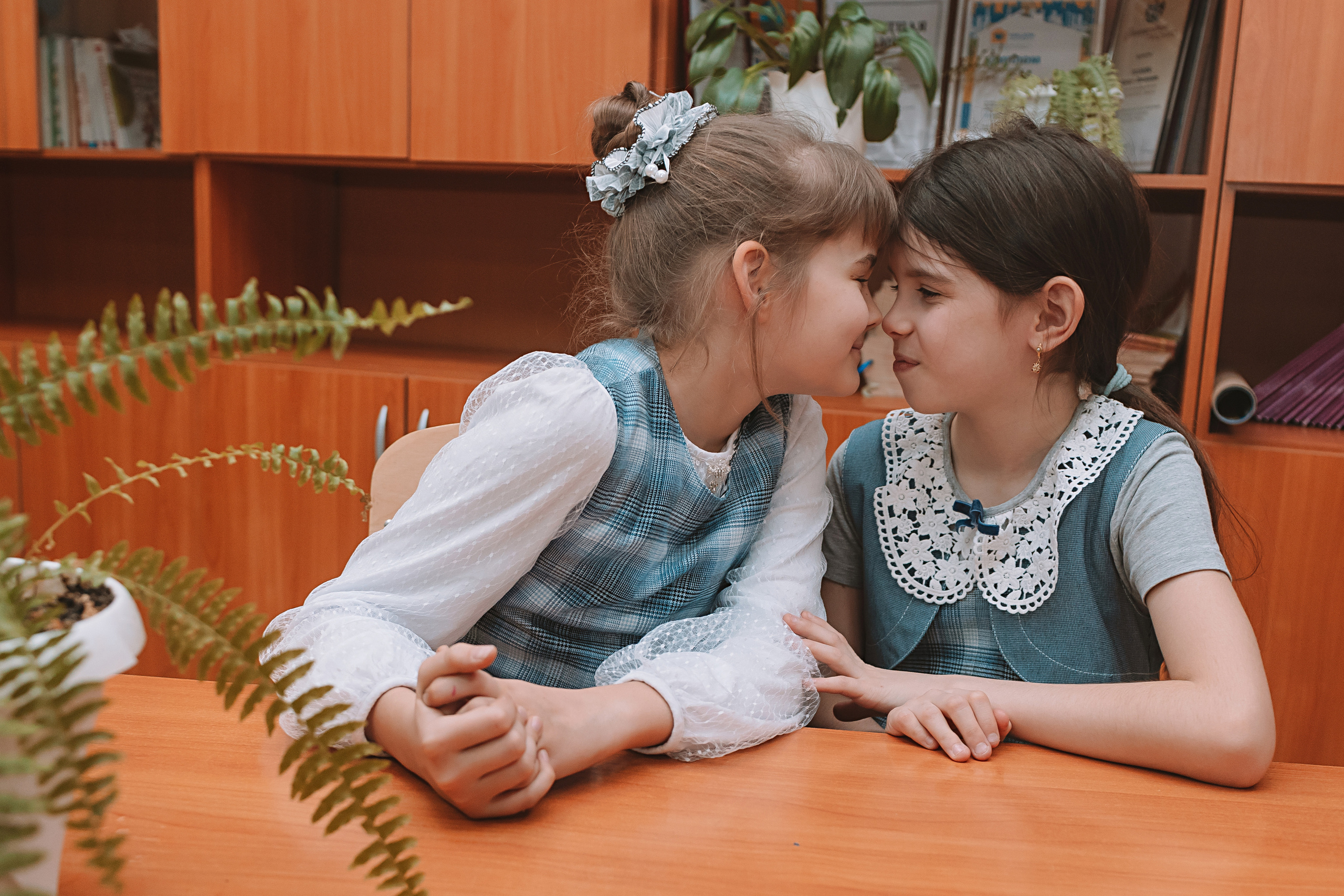 2 класс в школе. Семейный фотограф Тюмень, фотограф на роды Салмина Мария