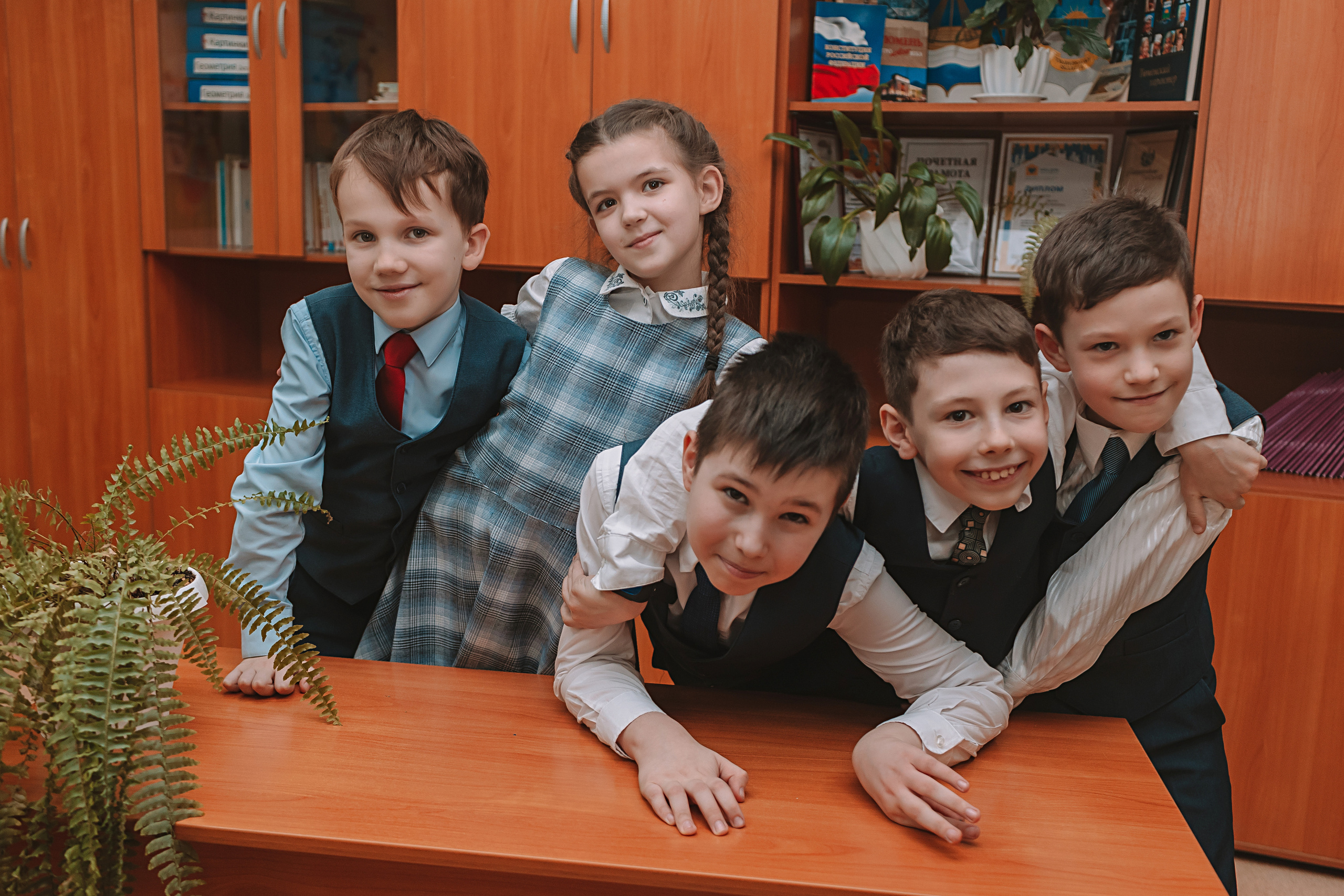 2 класс в школе. Семейный фотограф Тюмень, фотограф на роды Салмина Мария