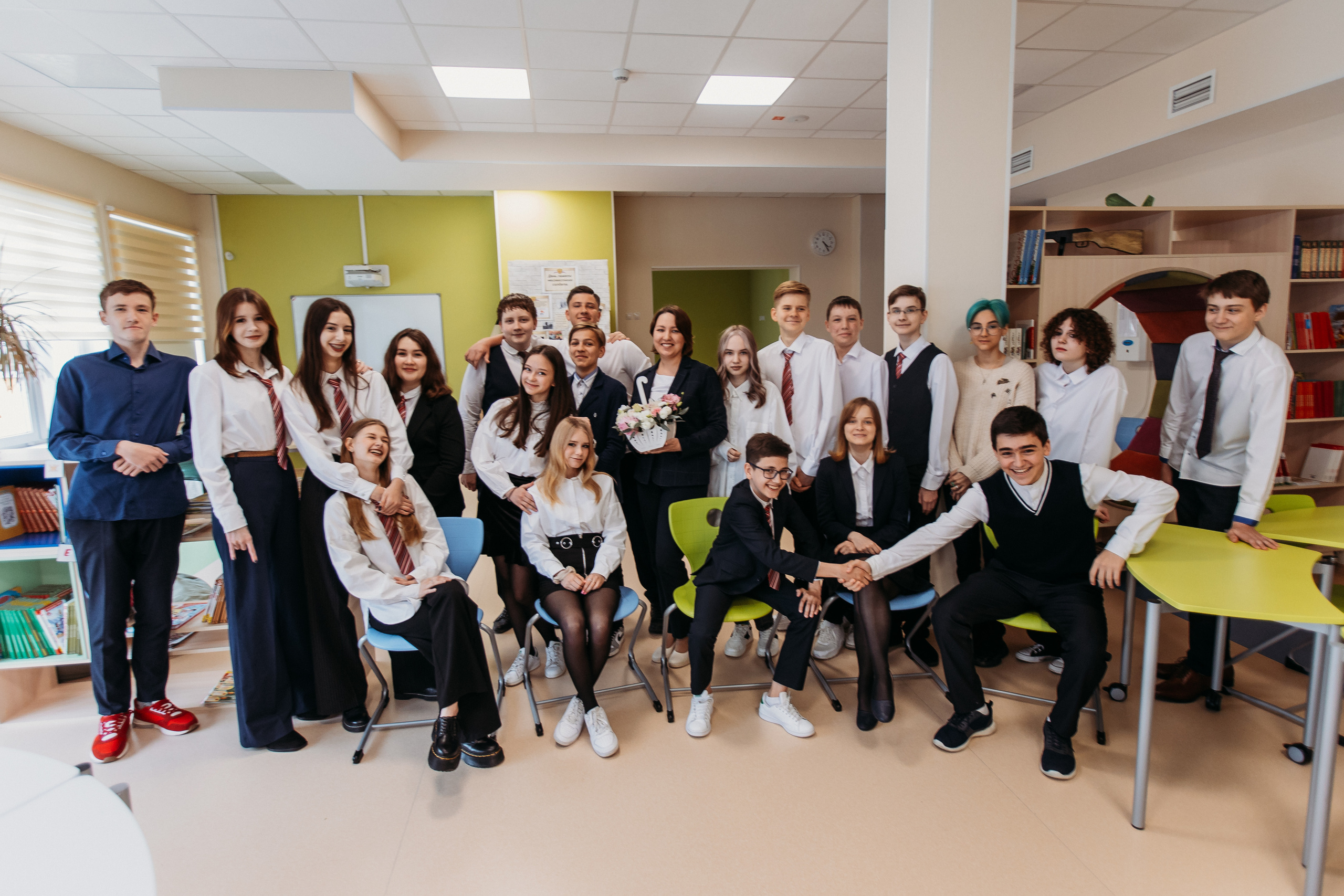 8 класс в библиотеке. Семейный фотограф Тюмень, фотограф на роды Салмина Мария