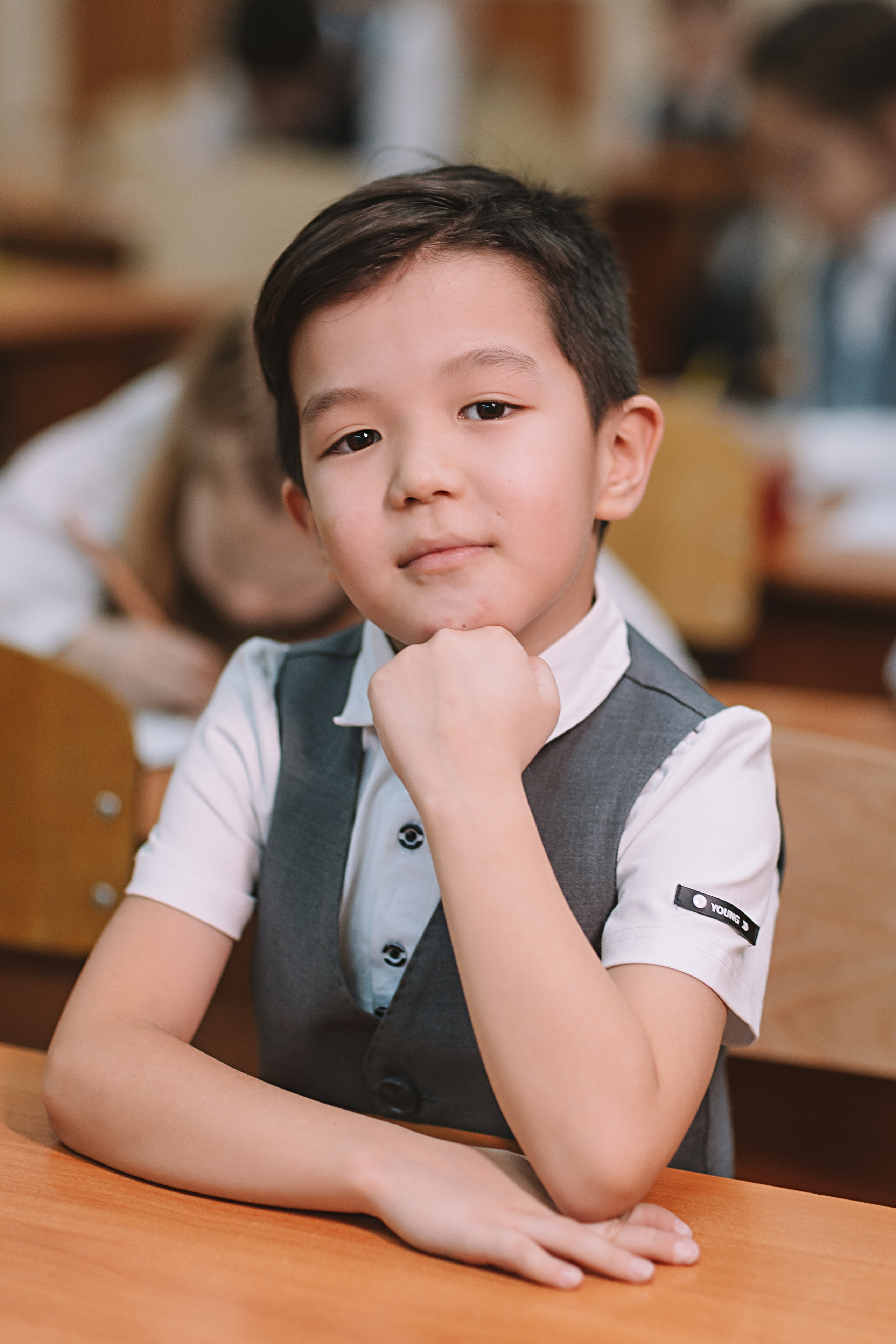 2 класс в школе. Семейный фотограф Тюмень, фотограф на роды Салмина Мария