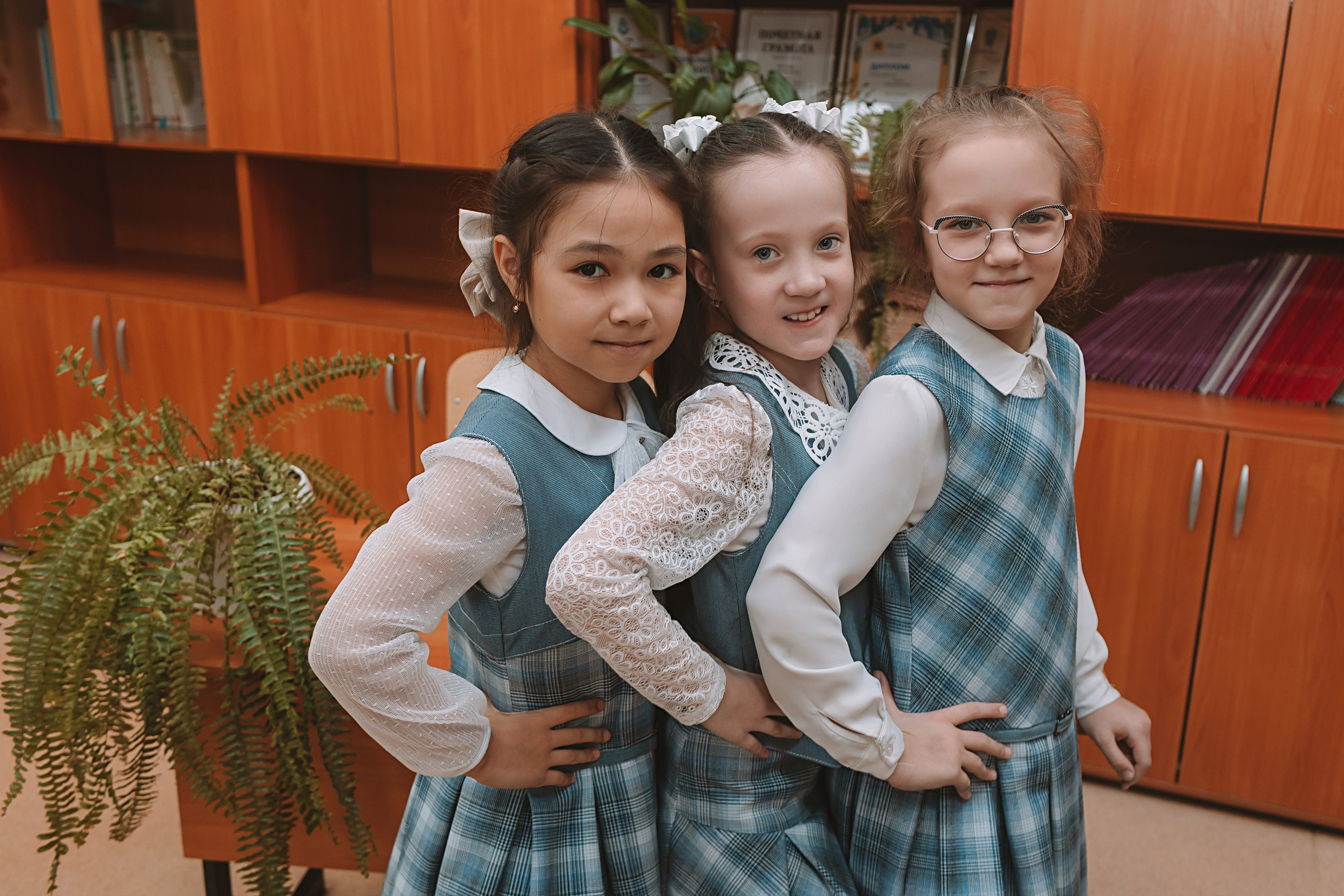 2 класс в школе. Семейный фотограф Тюмень, фотограф на роды Салмина Мария