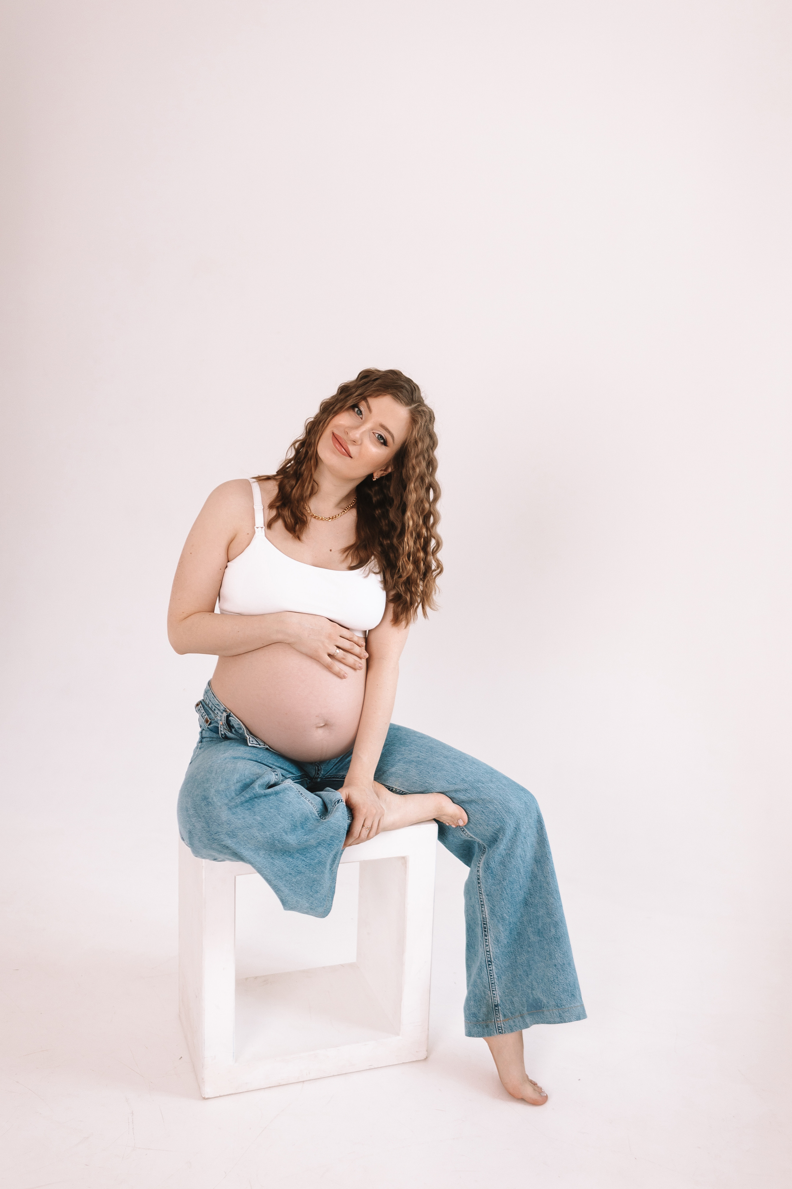 Беременность (фататум, циклорама и зал). Семейный фотограф Тюмень, фотограф на роды Салмина Мария