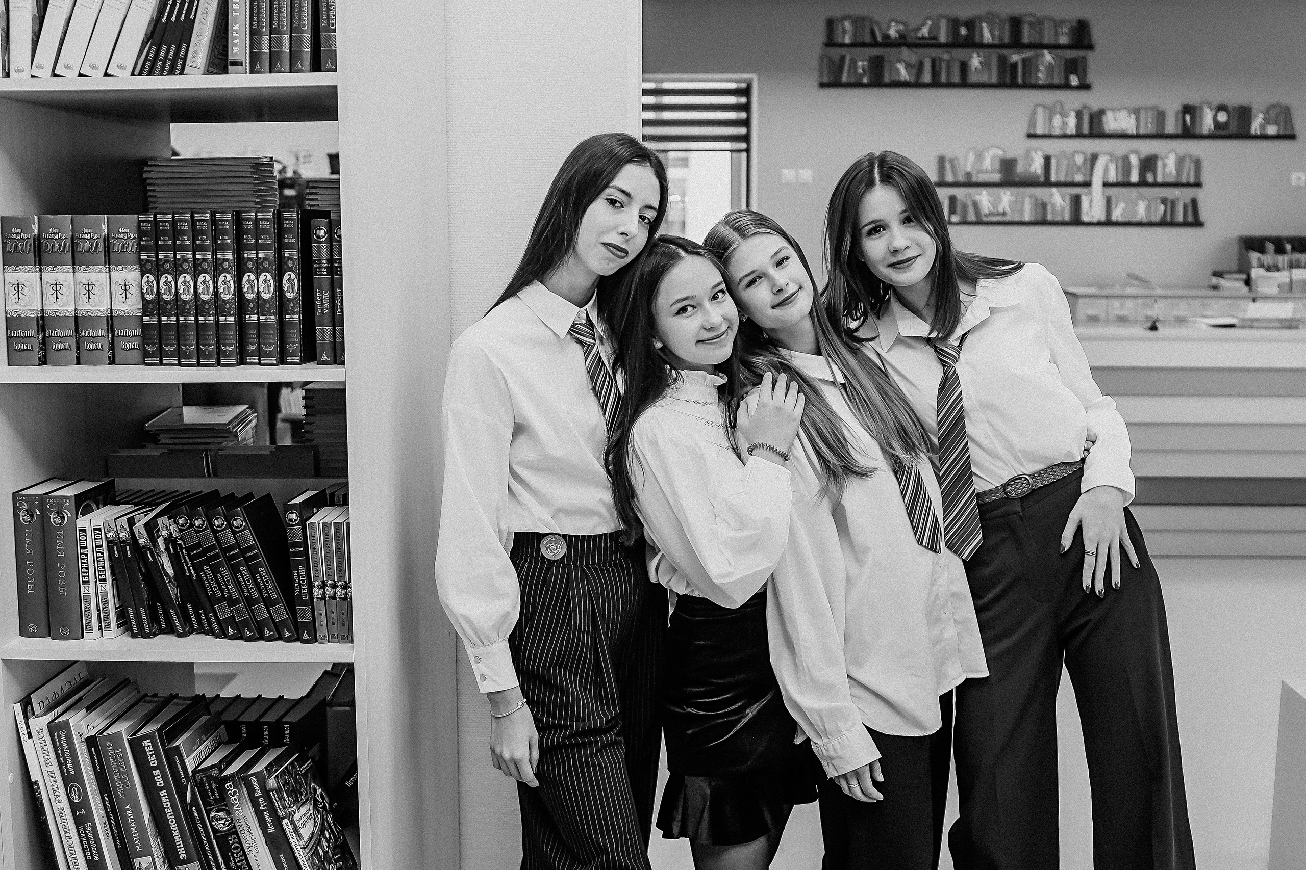 8 класс в библиотеке. Семейный фотограф Тюмень, фотограф на роды Салмина Мария