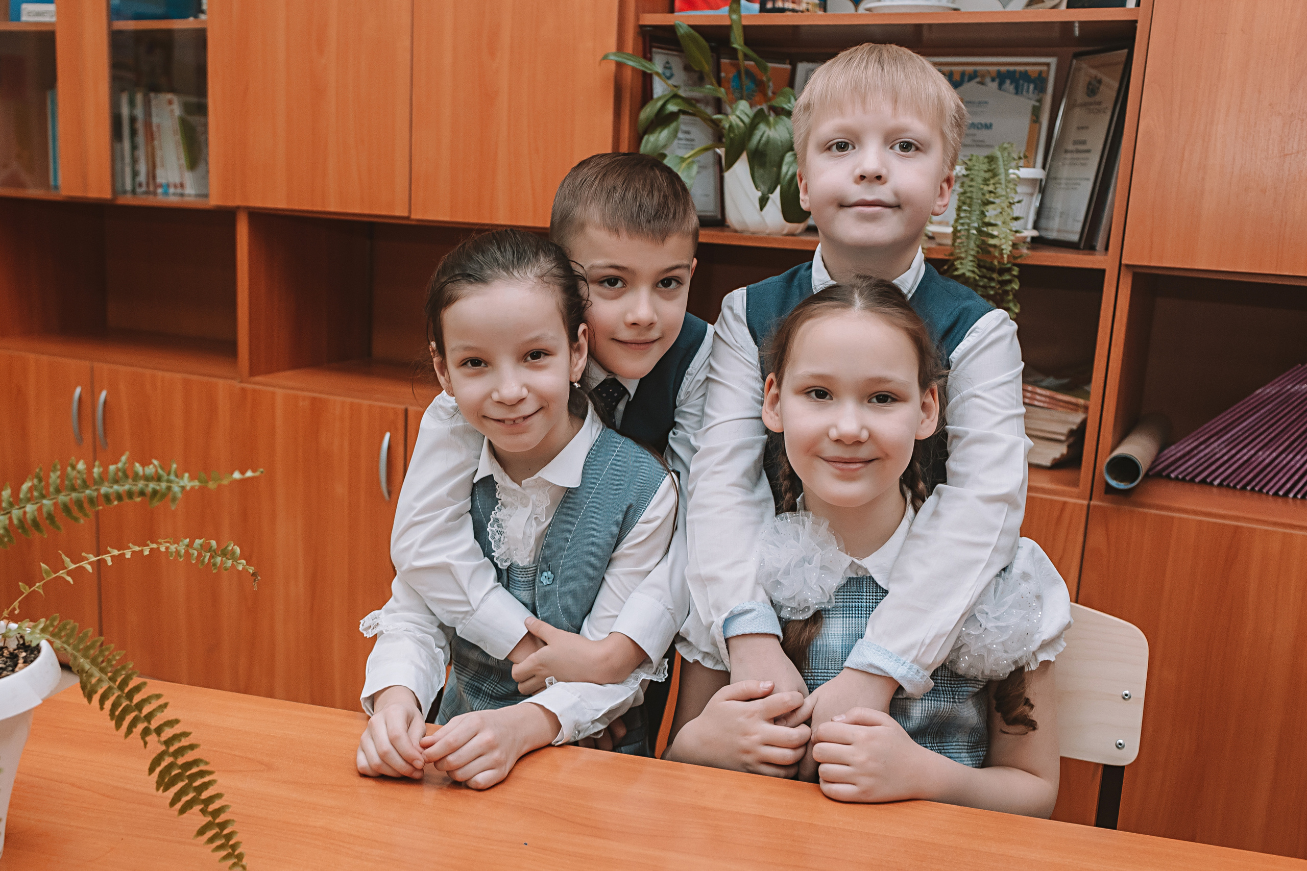 2 класс в школе. Семейный фотограф Тюмень, фотограф на роды Салмина Мария