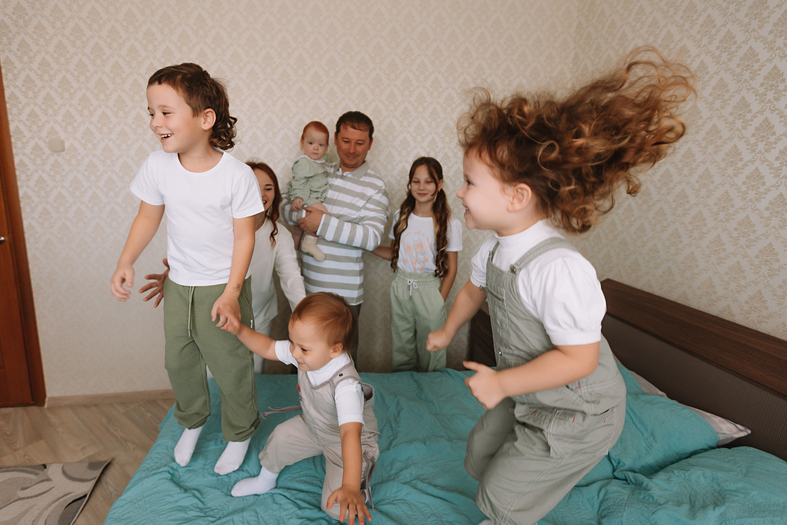 Большая семья (17 человек в частном доме, 2 часа). Семейный фотограф Тюмень, фотограф на роды Салмина Мария