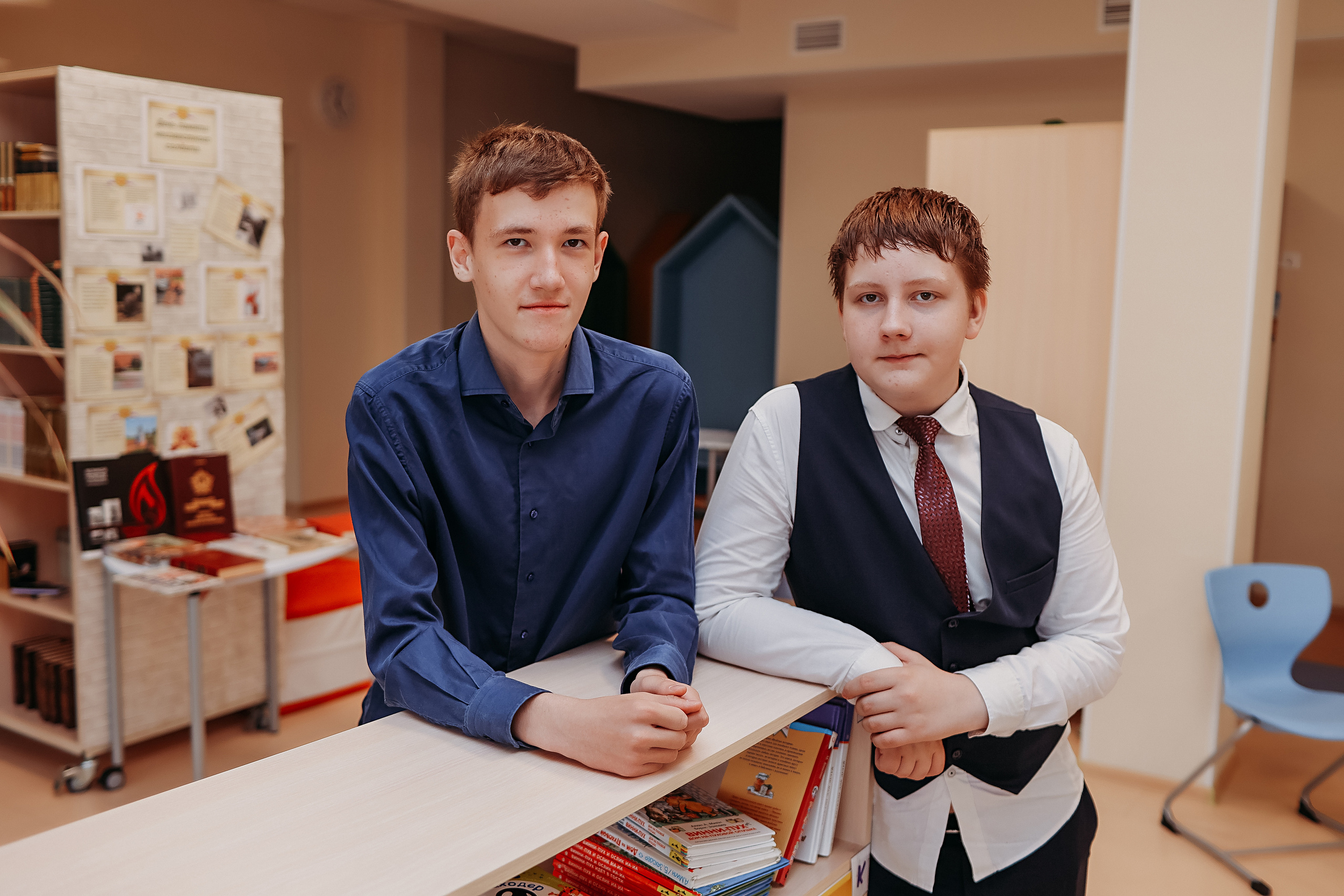 8 класс в библиотеке. Семейный фотограф Тюмень, фотограф на роды Салмина Мария