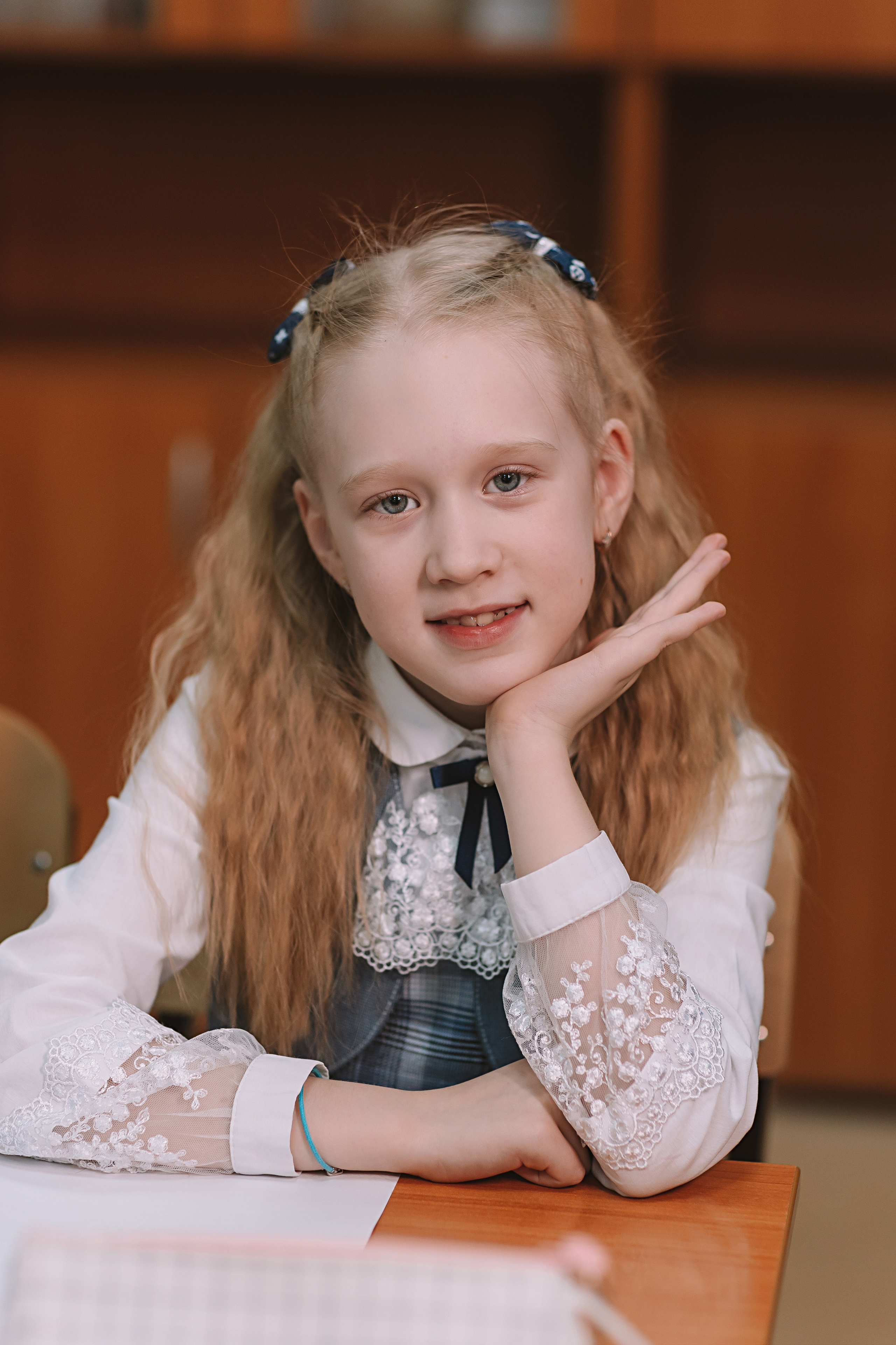 2 класс в школе. Семейный фотограф Тюмень, фотограф на роды Салмина Мария