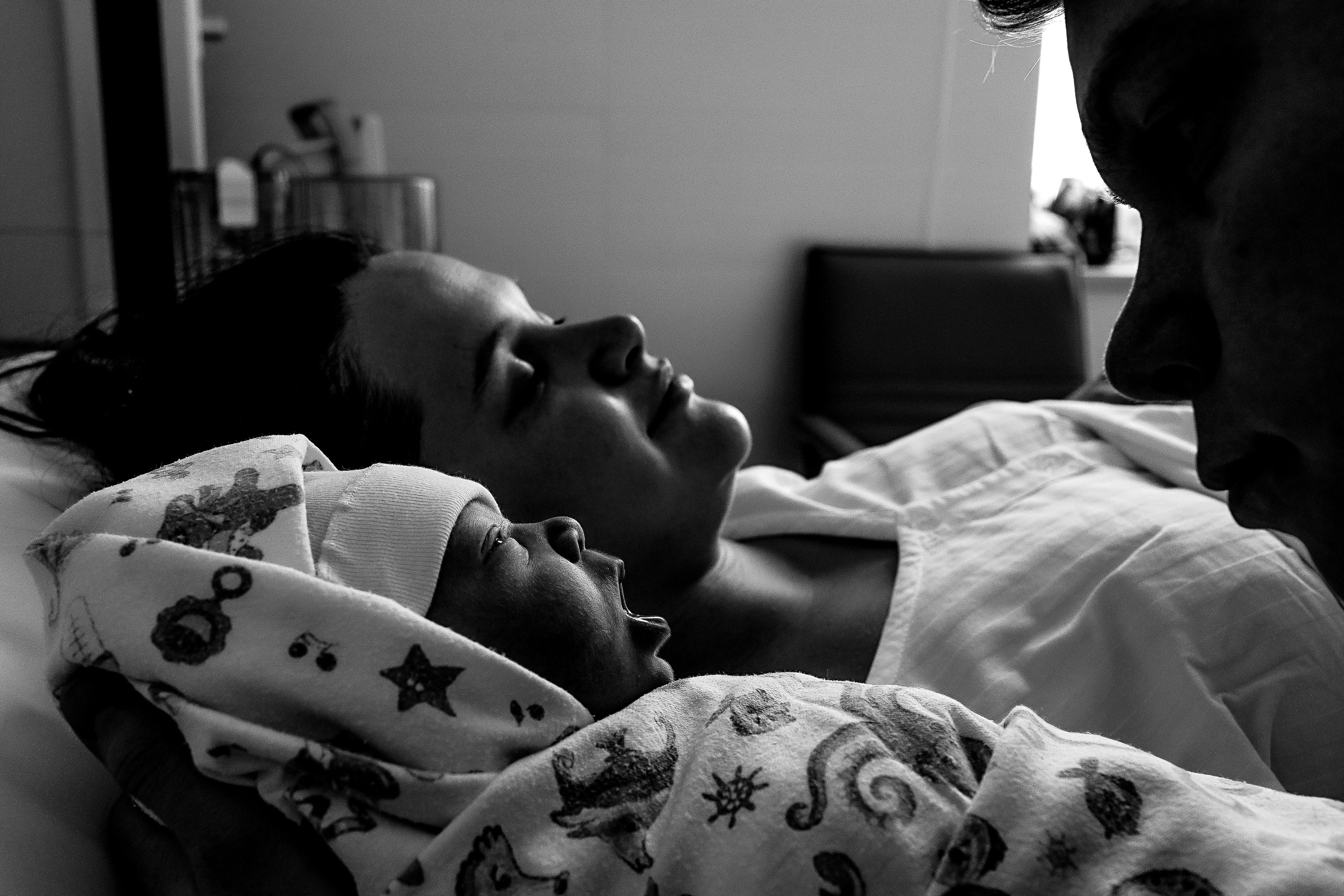 Мать и Дитя. Семейный фотограф Тюмень, фотограф на роды Салмина Мария