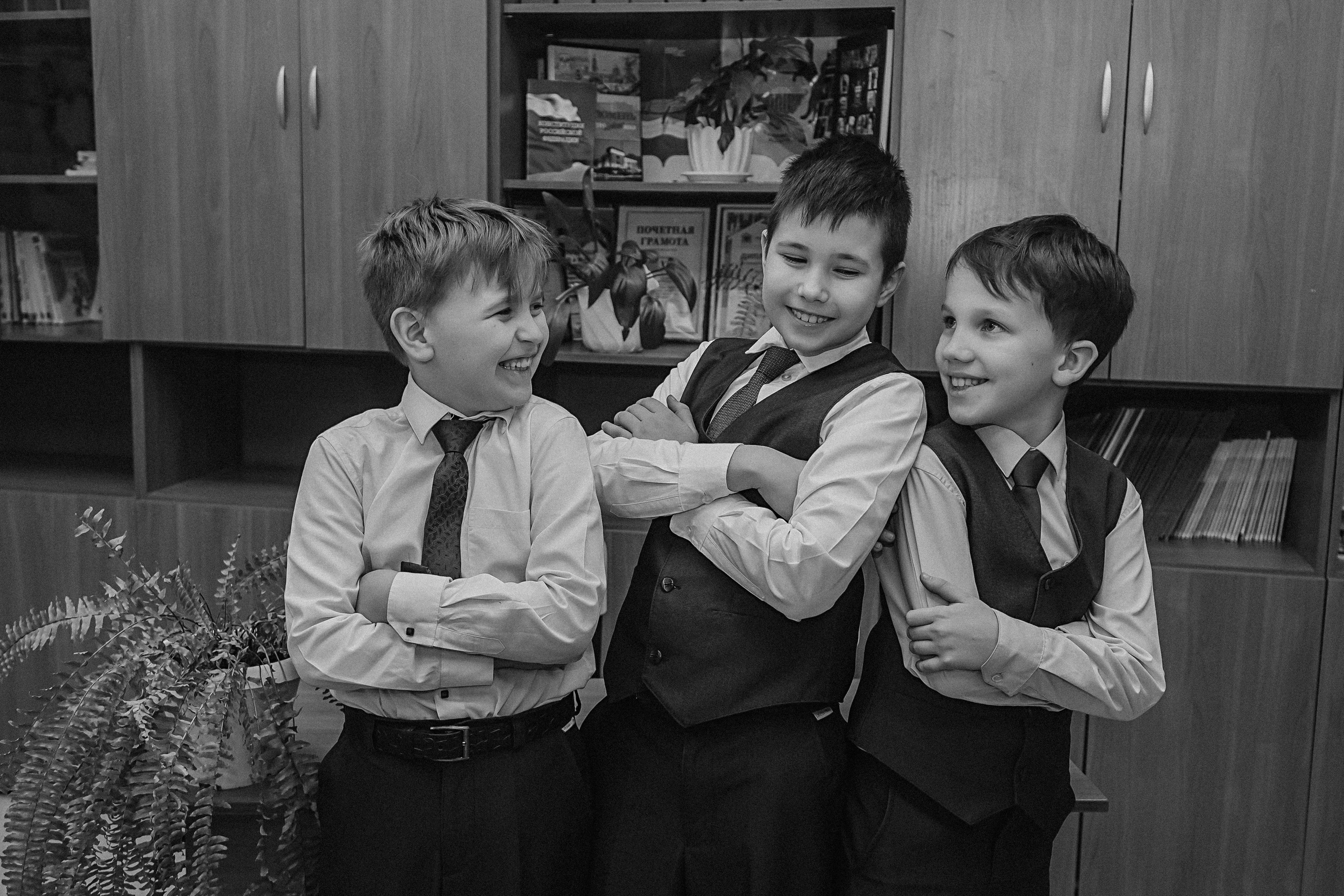 2 класс в школе. Семейный фотограф Тюмень, фотограф на роды Салмина Мария