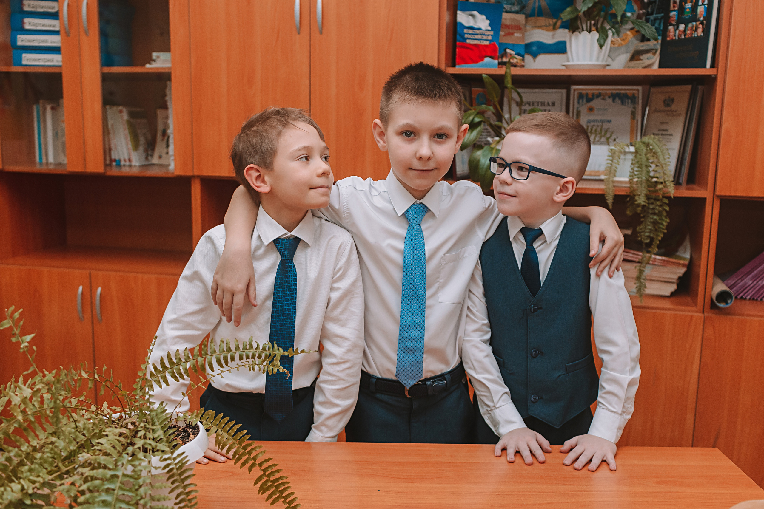 2 класс в школе. Семейный фотограф Тюмень, фотограф на роды Салмина Мария