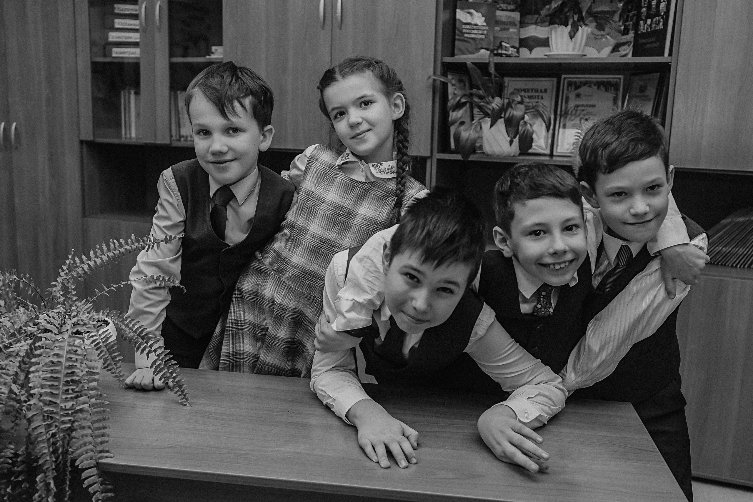 2 класс в школе. Семейный фотограф Тюмень, фотограф на роды Салмина Мария