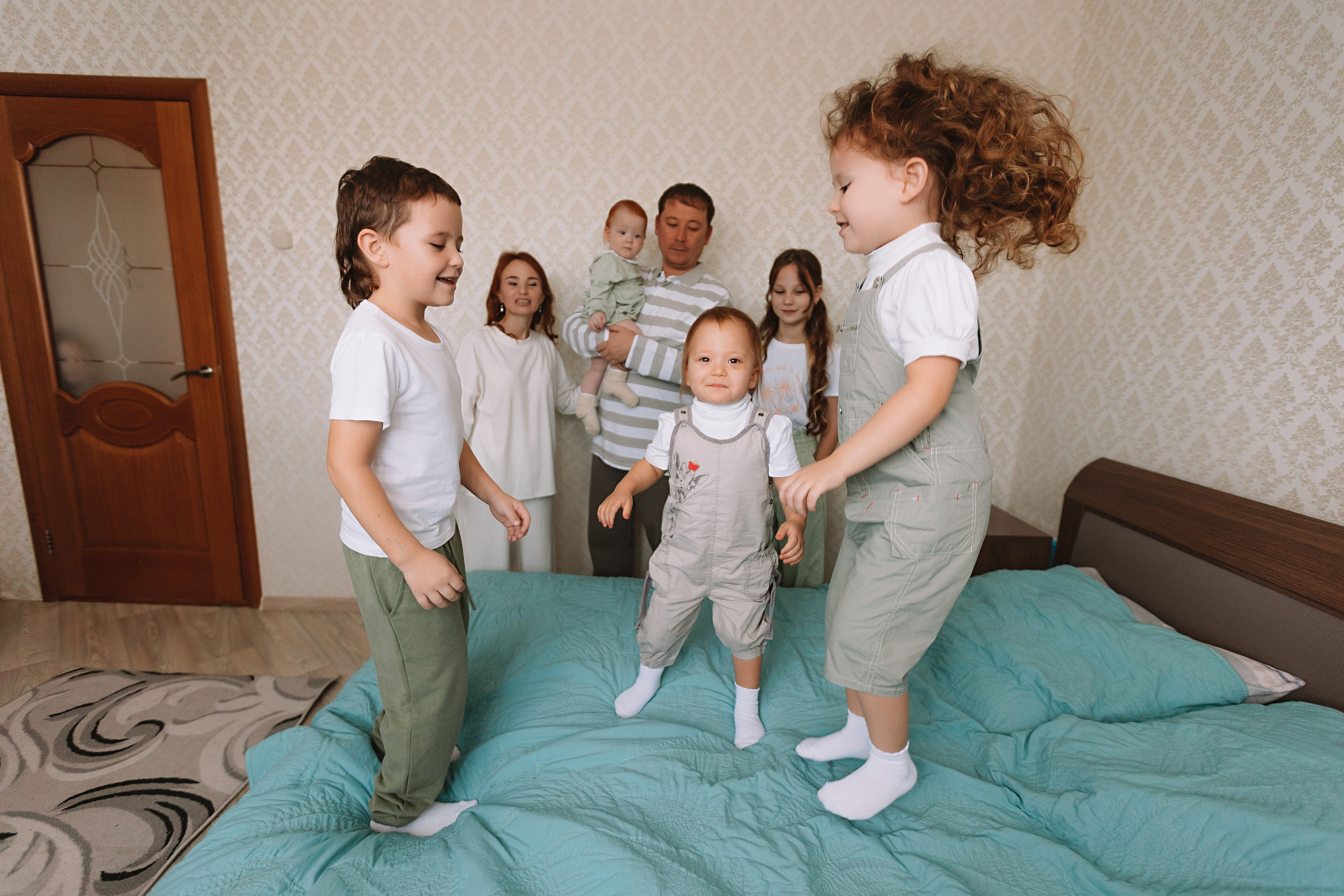 Большая семья (17 человек в частном доме, 2 часа). Семейный фотограф Тюмень, фотограф на роды Салмина Мария