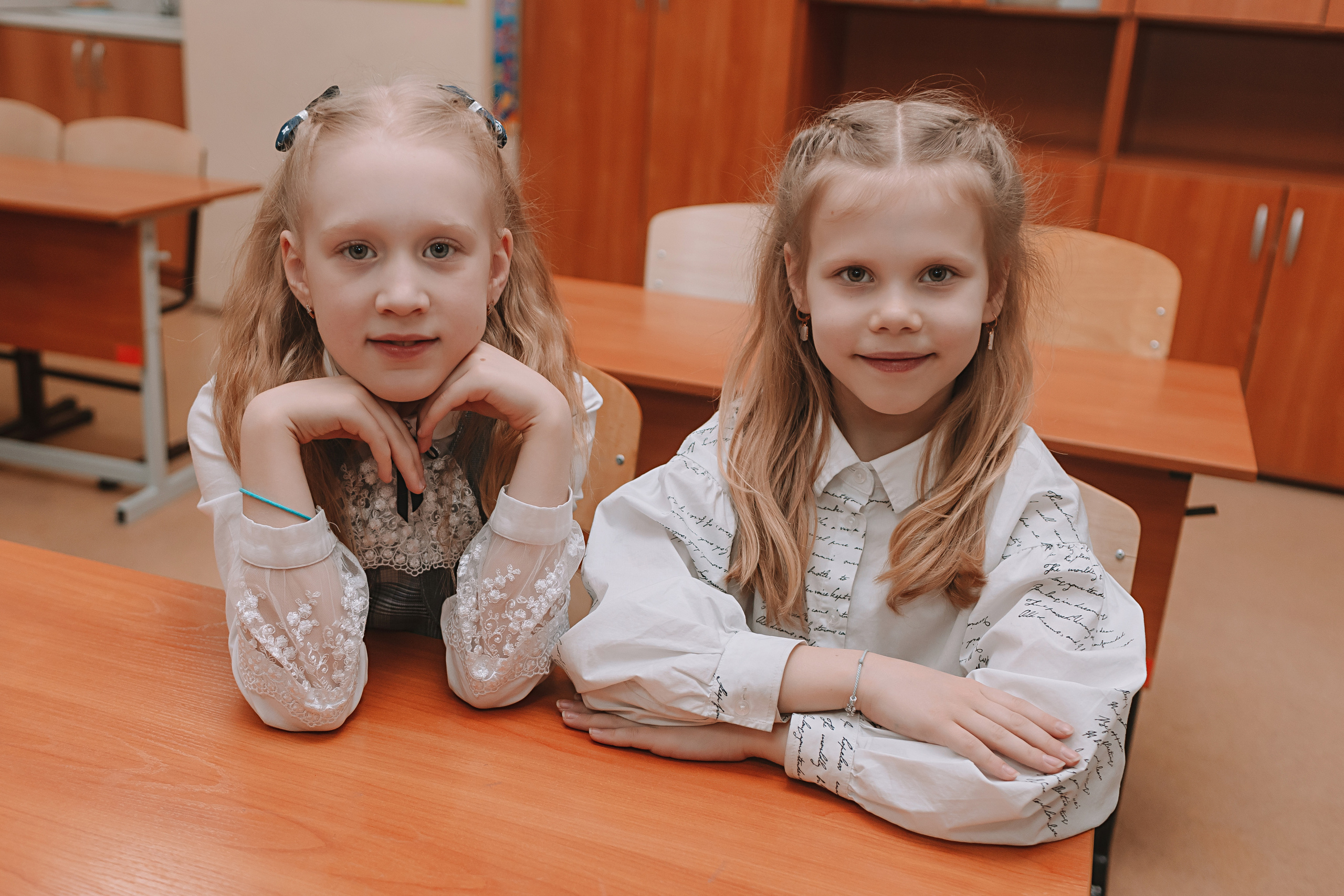 2 класс в школе. Семейный фотограф Тюмень, фотограф на роды Салмина Мария