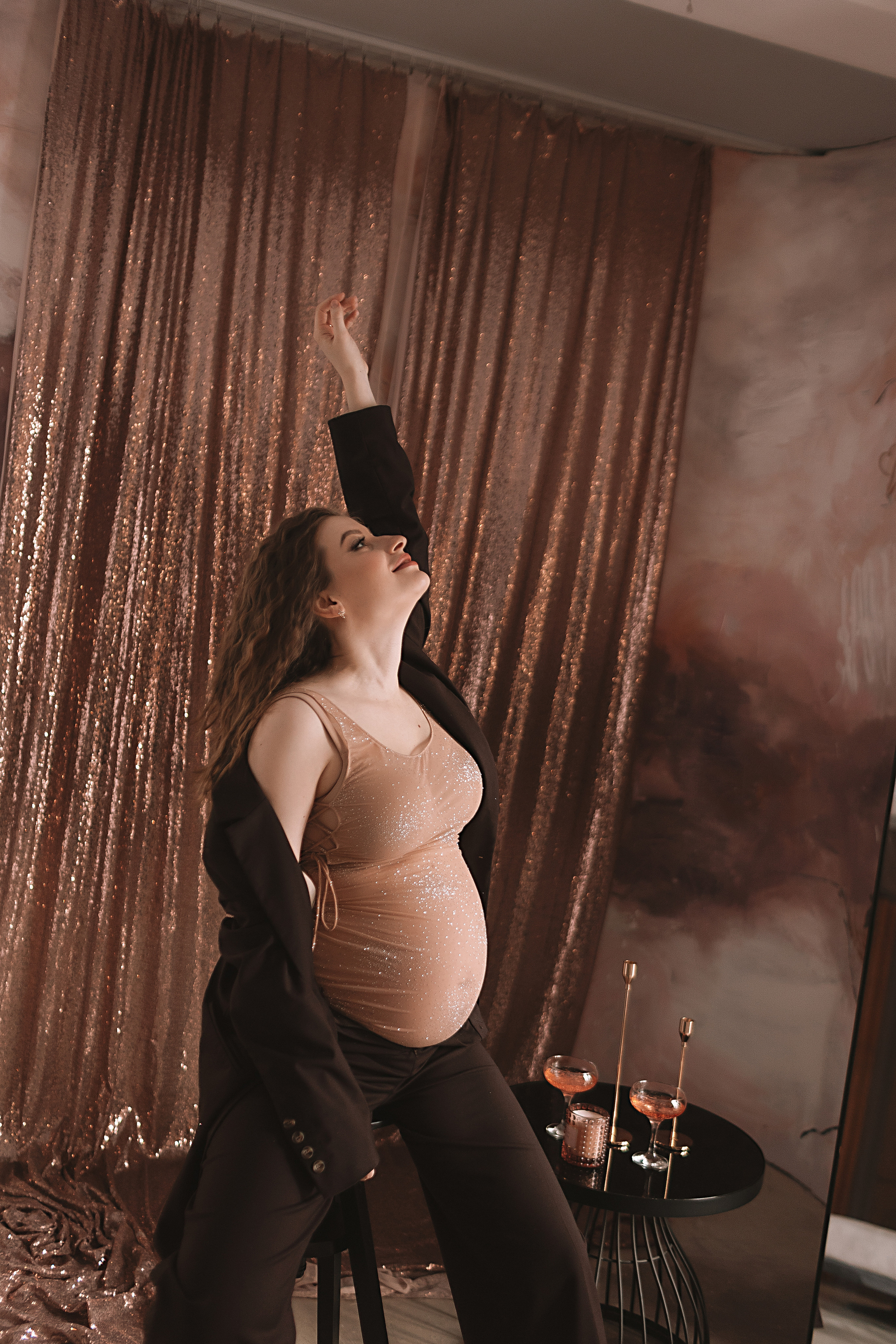 Беременность (фататум, циклорама и зал). Семейный фотограф Тюмень, фотограф на роды Салмина Мария