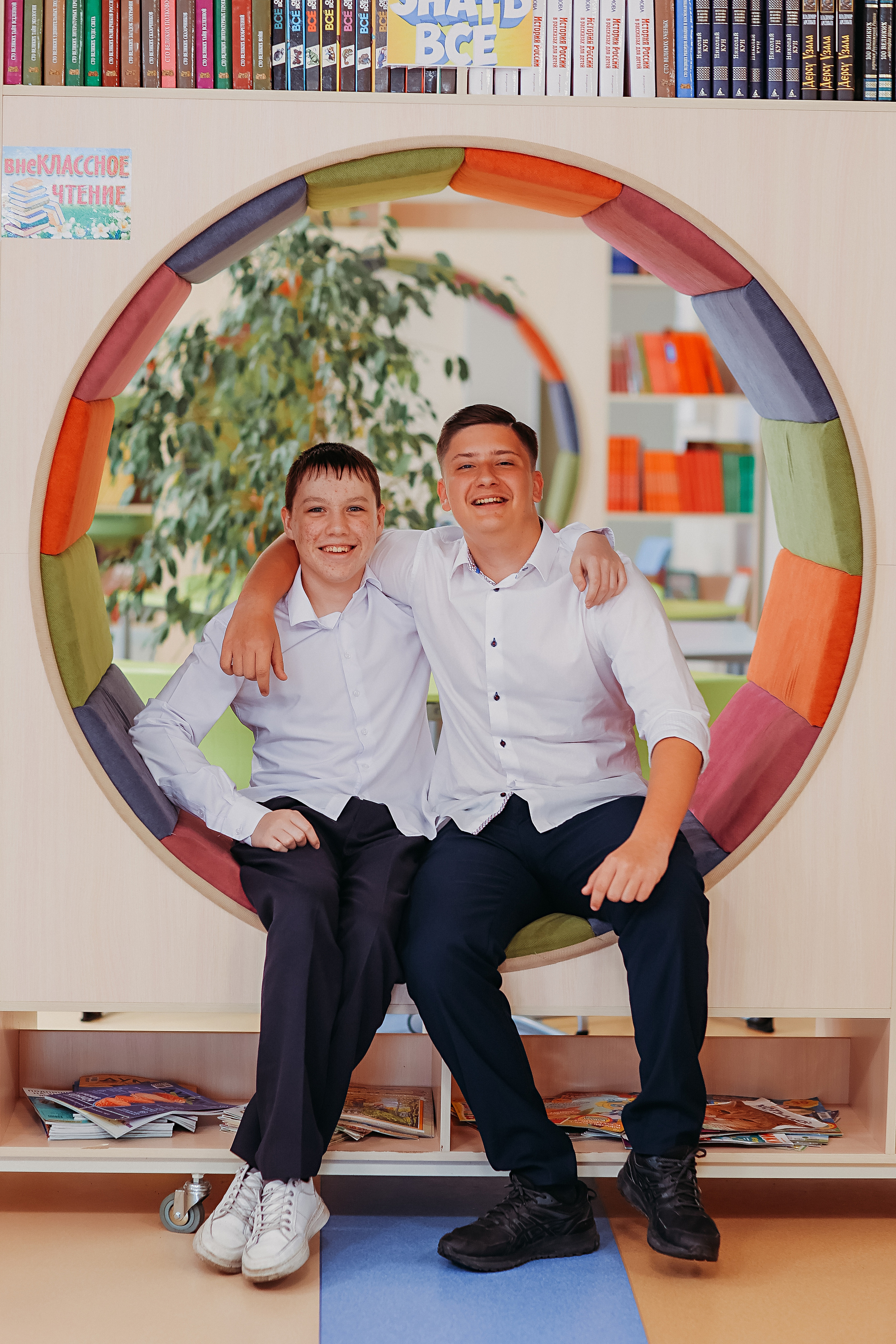 8 класс в библиотеке. Семейный фотограф Тюмень, фотограф на роды Салмина Мария