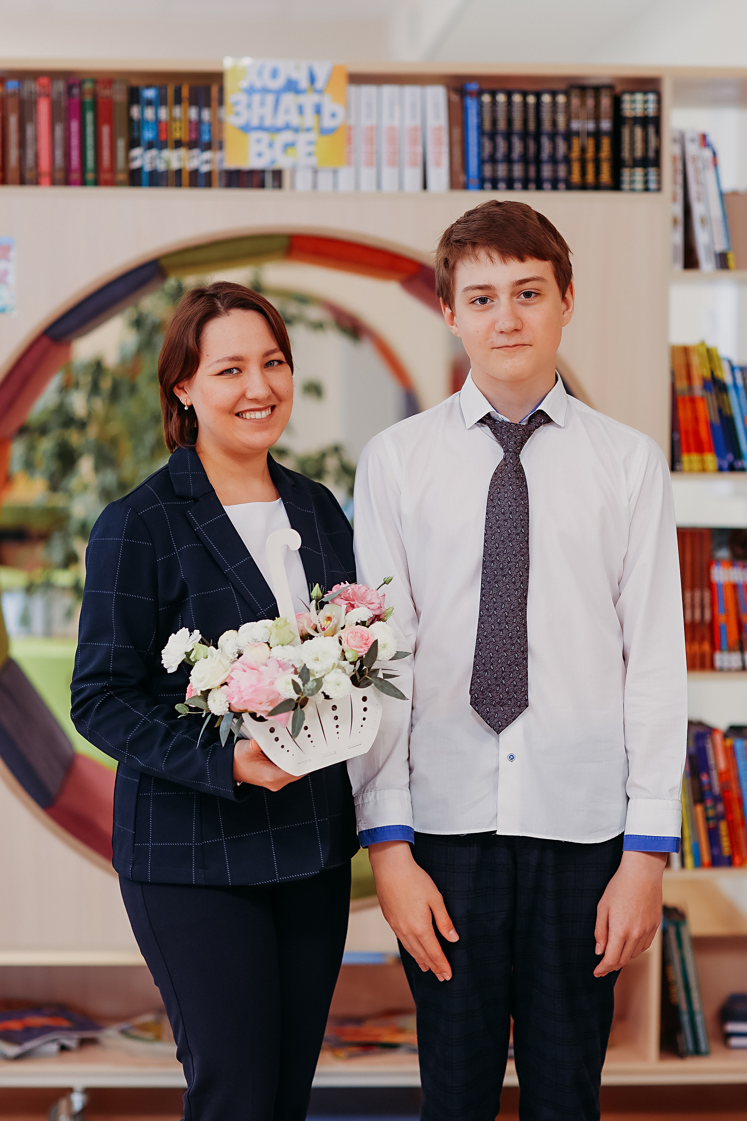 8 класс в библиотеке. Семейный фотограф Тюмень, фотограф на роды Салмина Мария