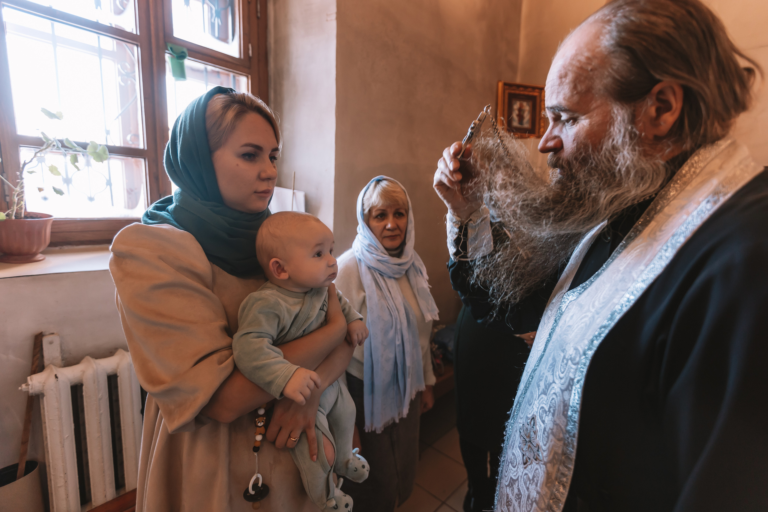 Крещение семакова. Семейный фотограф Тюмень, фотограф на роды Салмина Мария