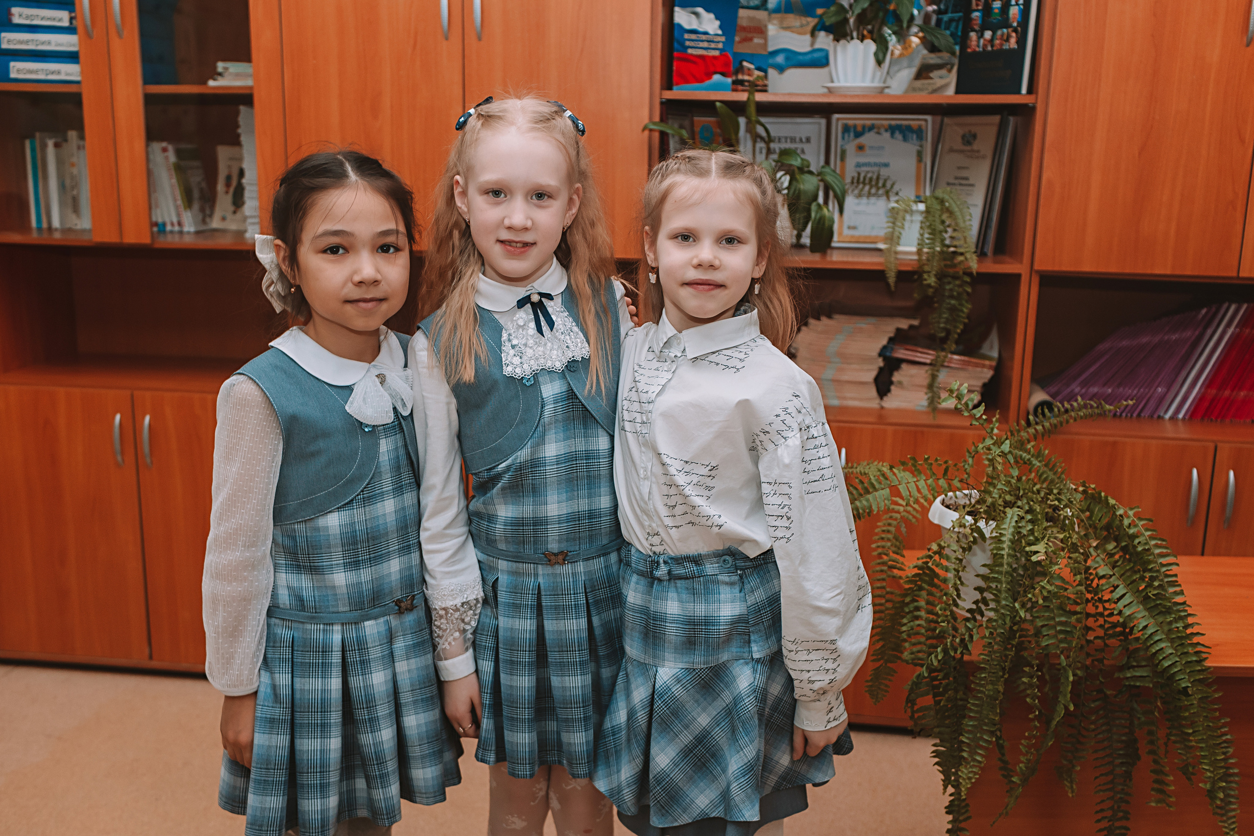 2 класс в школе. Семейный фотограф Тюмень, фотограф на роды Салмина Мария