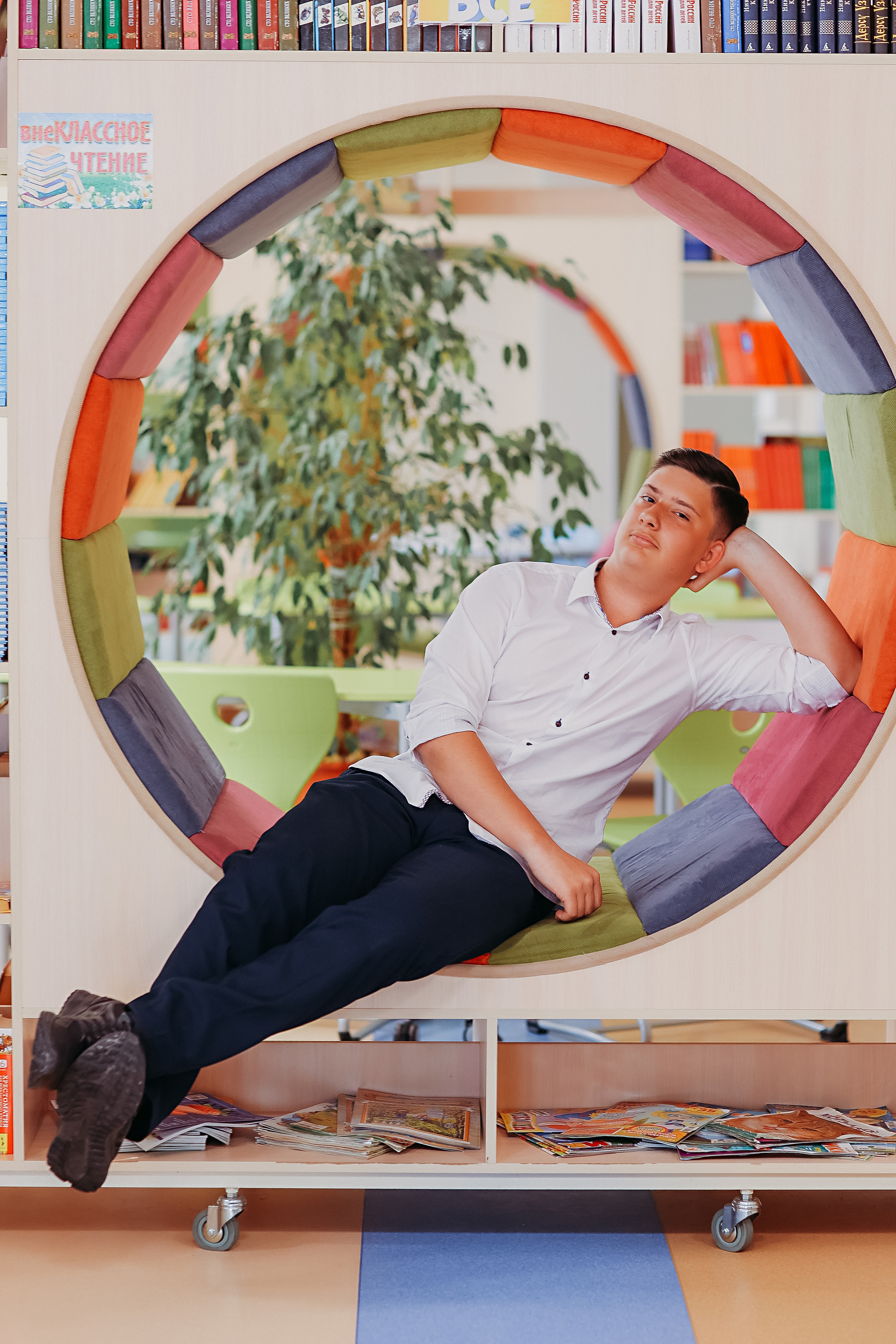 8 класс в библиотеке. Семейный фотограф Тюмень, фотограф на роды Салмина Мария