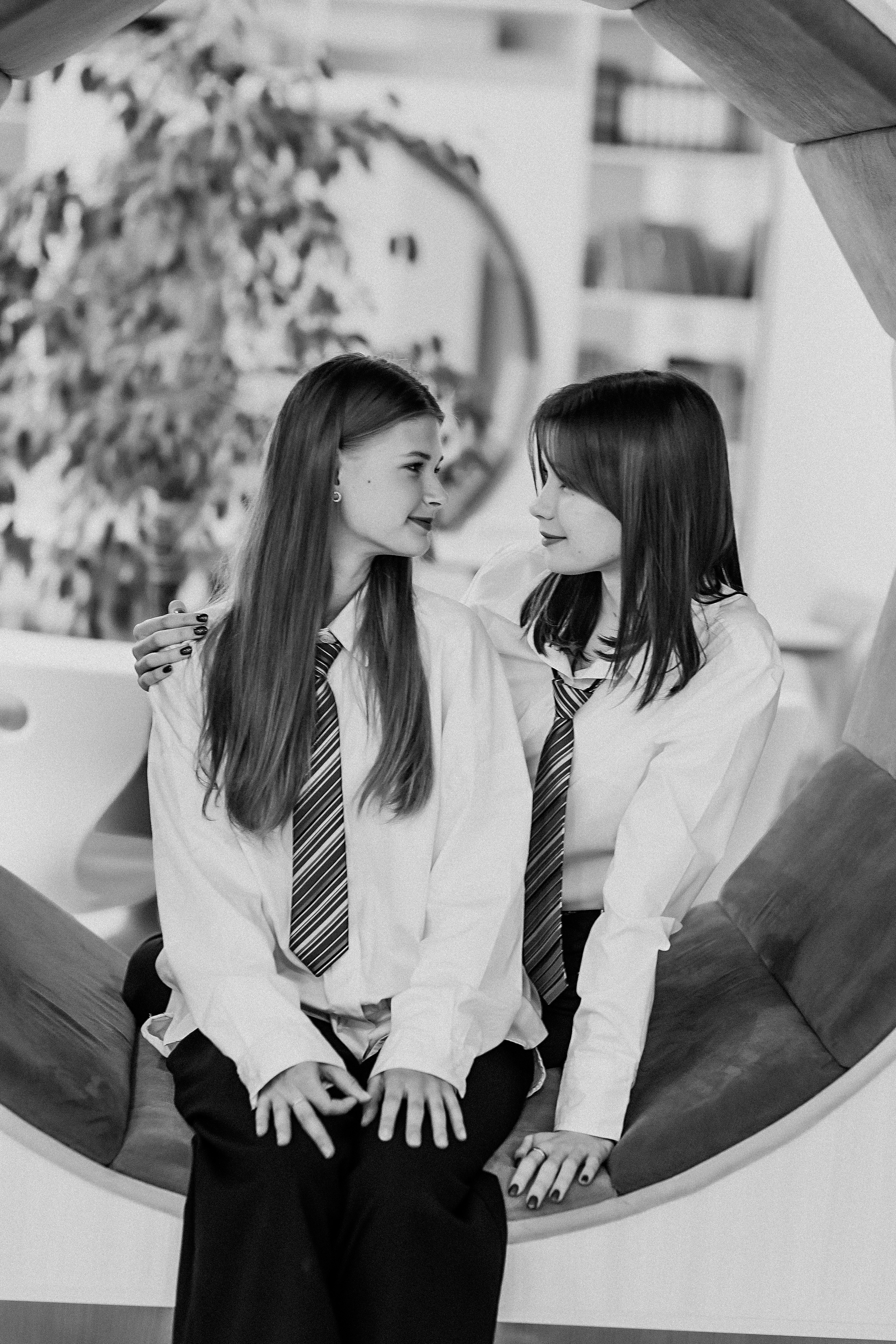 8 класс в библиотеке. Семейный фотограф Тюмень, фотограф на роды Салмина Мария