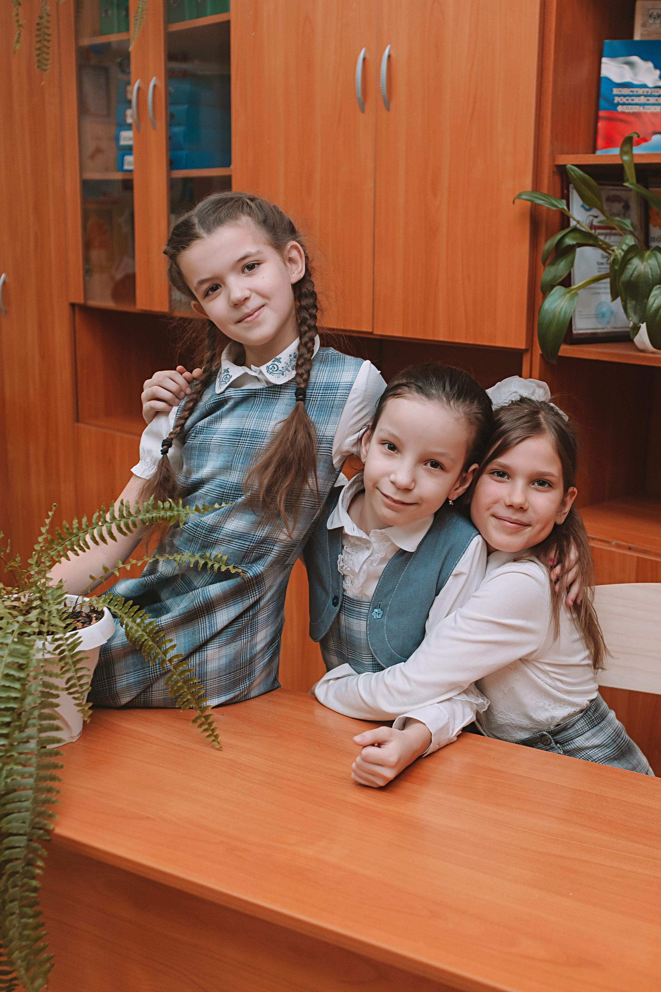 2 класс в школе. Семейный фотограф Тюмень, фотограф на роды Салмина Мария