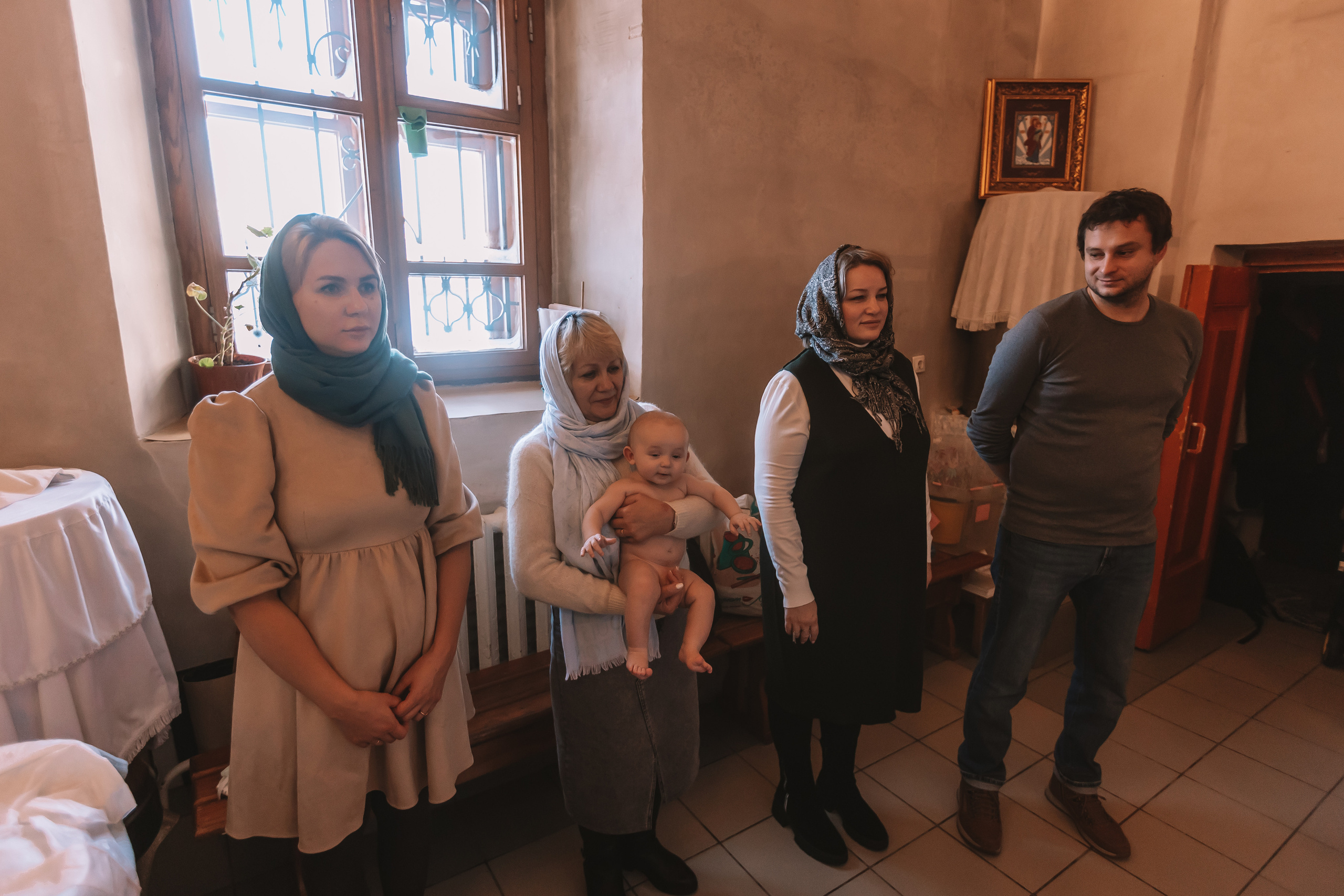 Крещение семакова. Семейный фотограф Тюмень, фотограф на роды Салмина Мария