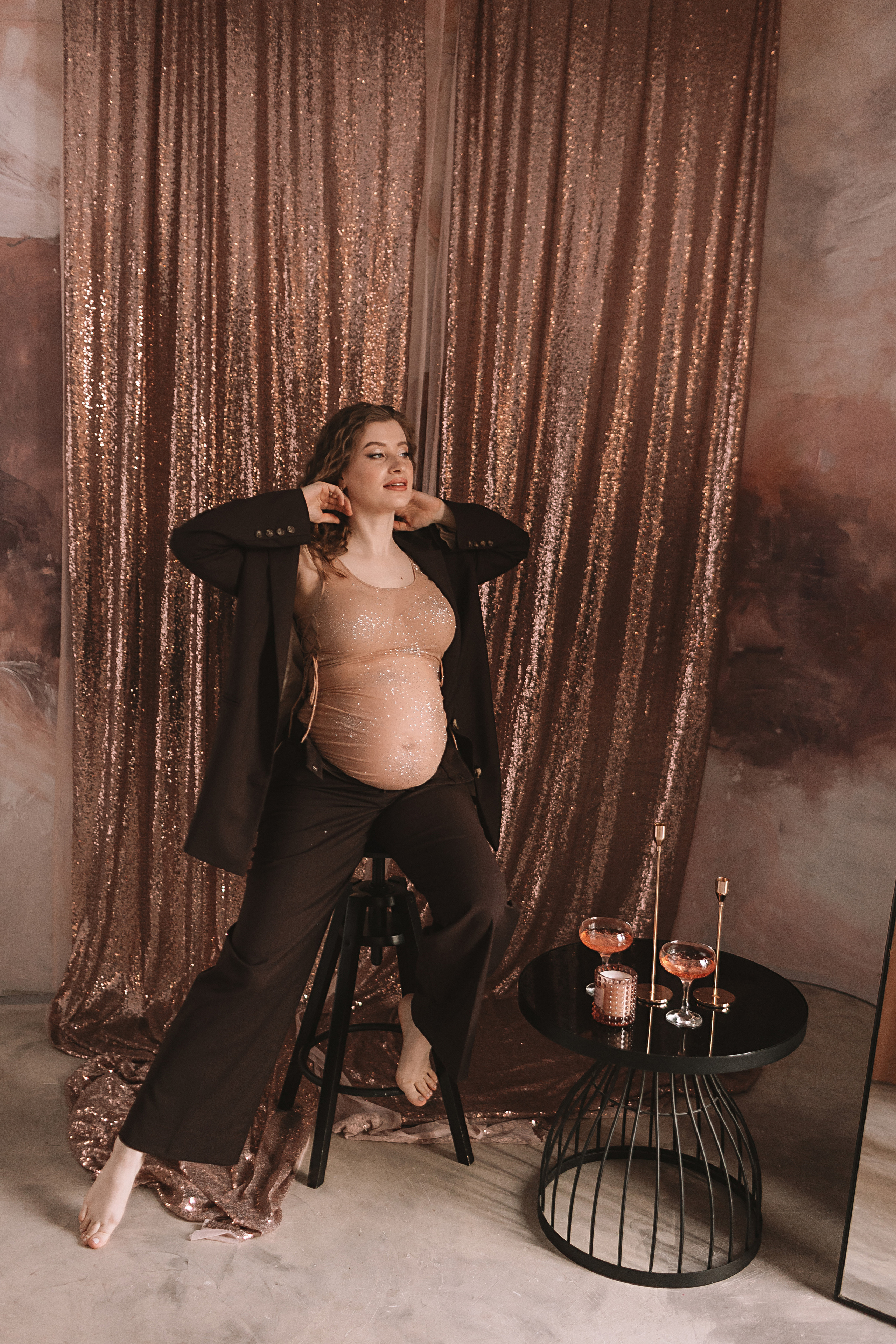 Беременность (фататум, циклорама и зал). Семейный фотограф Тюмень, фотограф на роды Салмина Мария