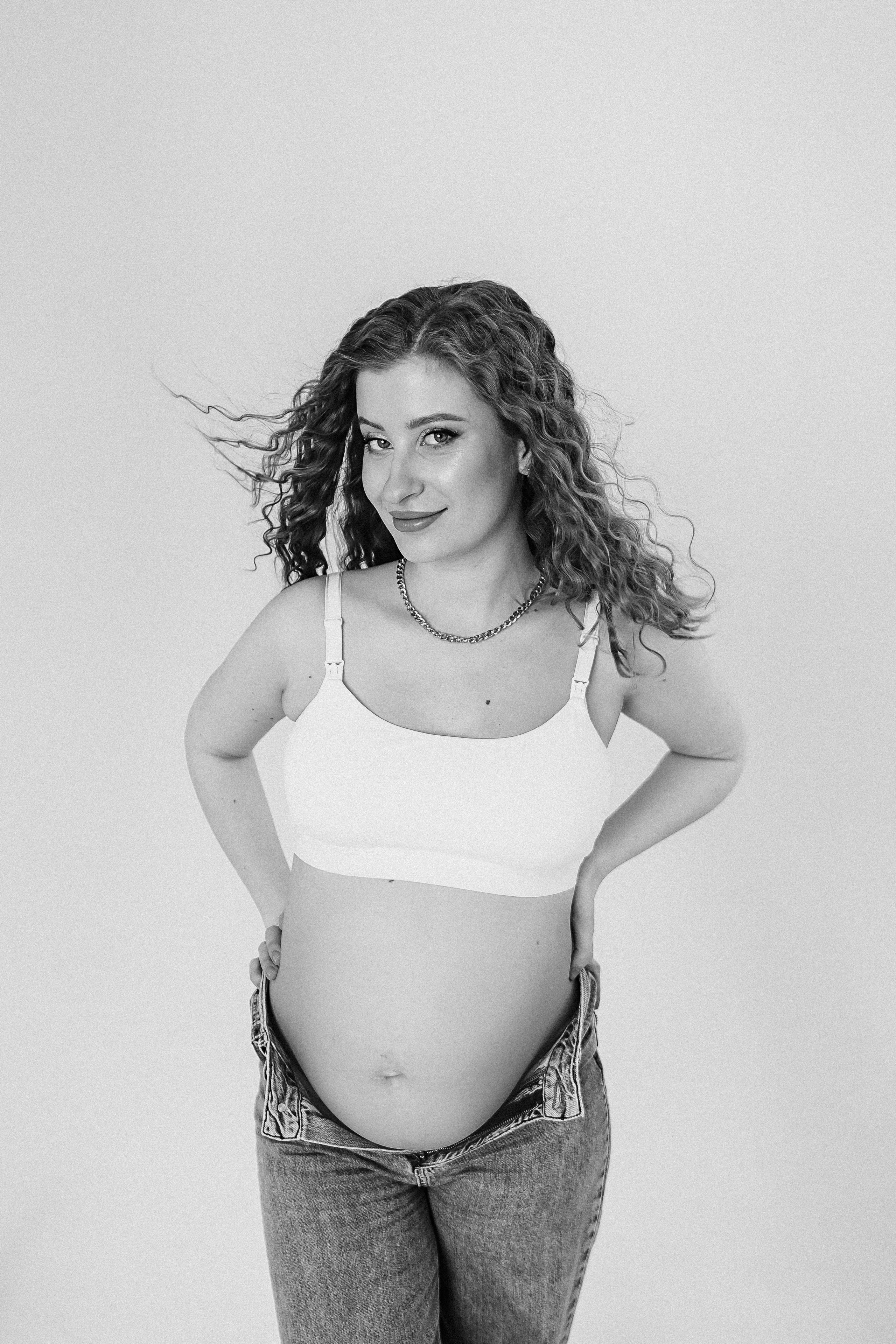 Беременность (фататум, циклорама и зал). Семейный фотограф Тюмень, фотограф на роды Салмина Мария