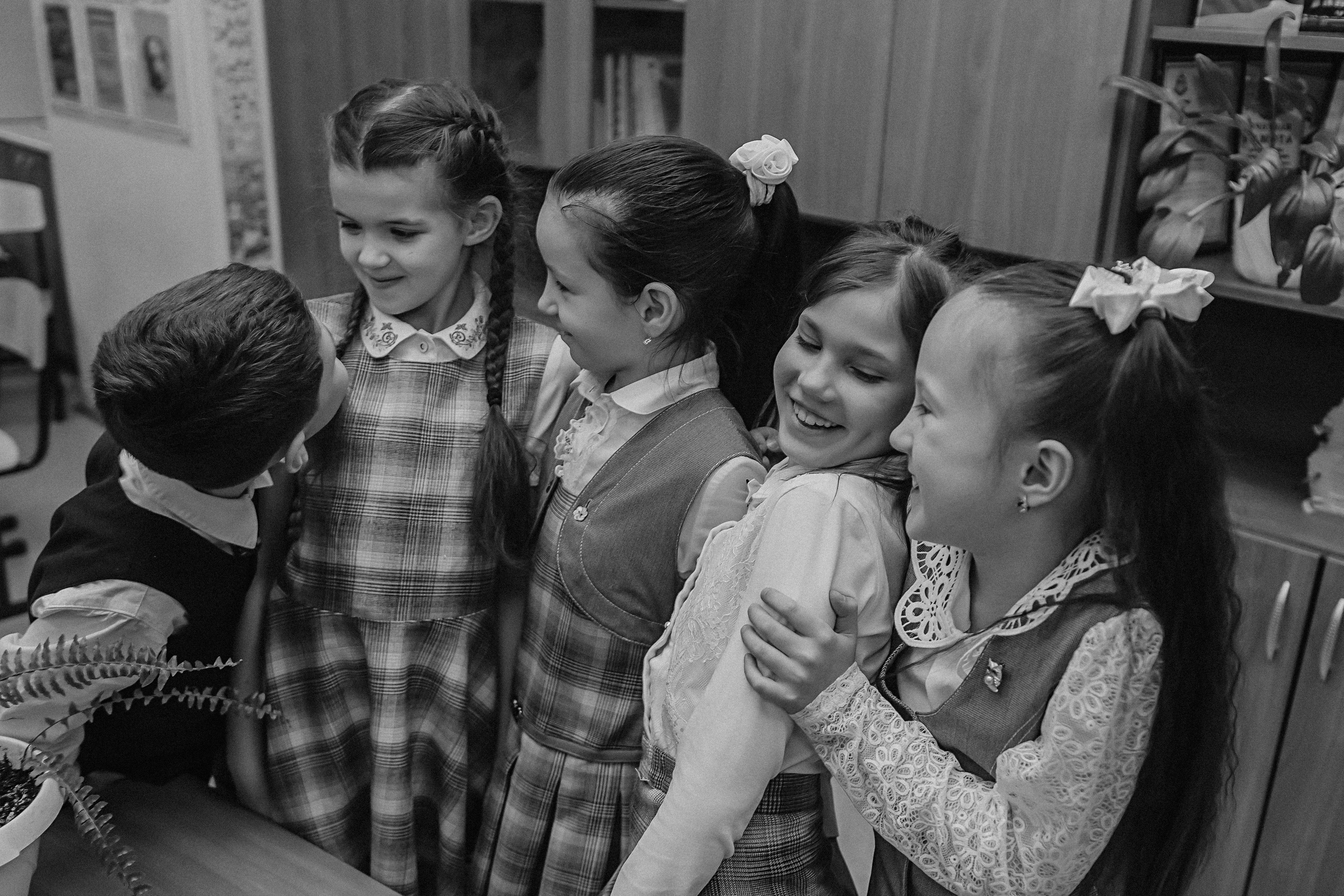 2 класс в школе. Семейный фотограф Тюмень, фотограф на роды Салмина Мария
