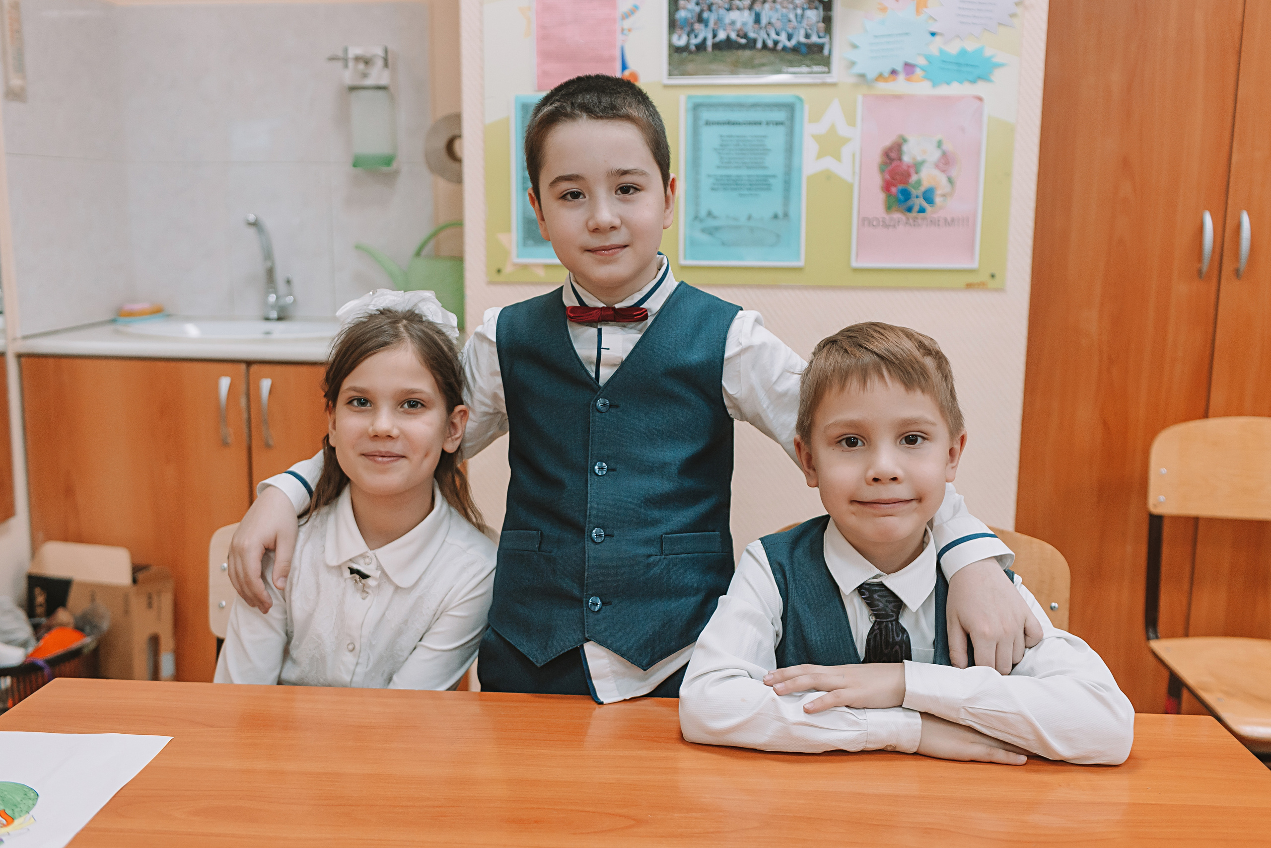 2 класс в школе. Семейный фотограф Тюмень, фотограф на роды Салмина Мария