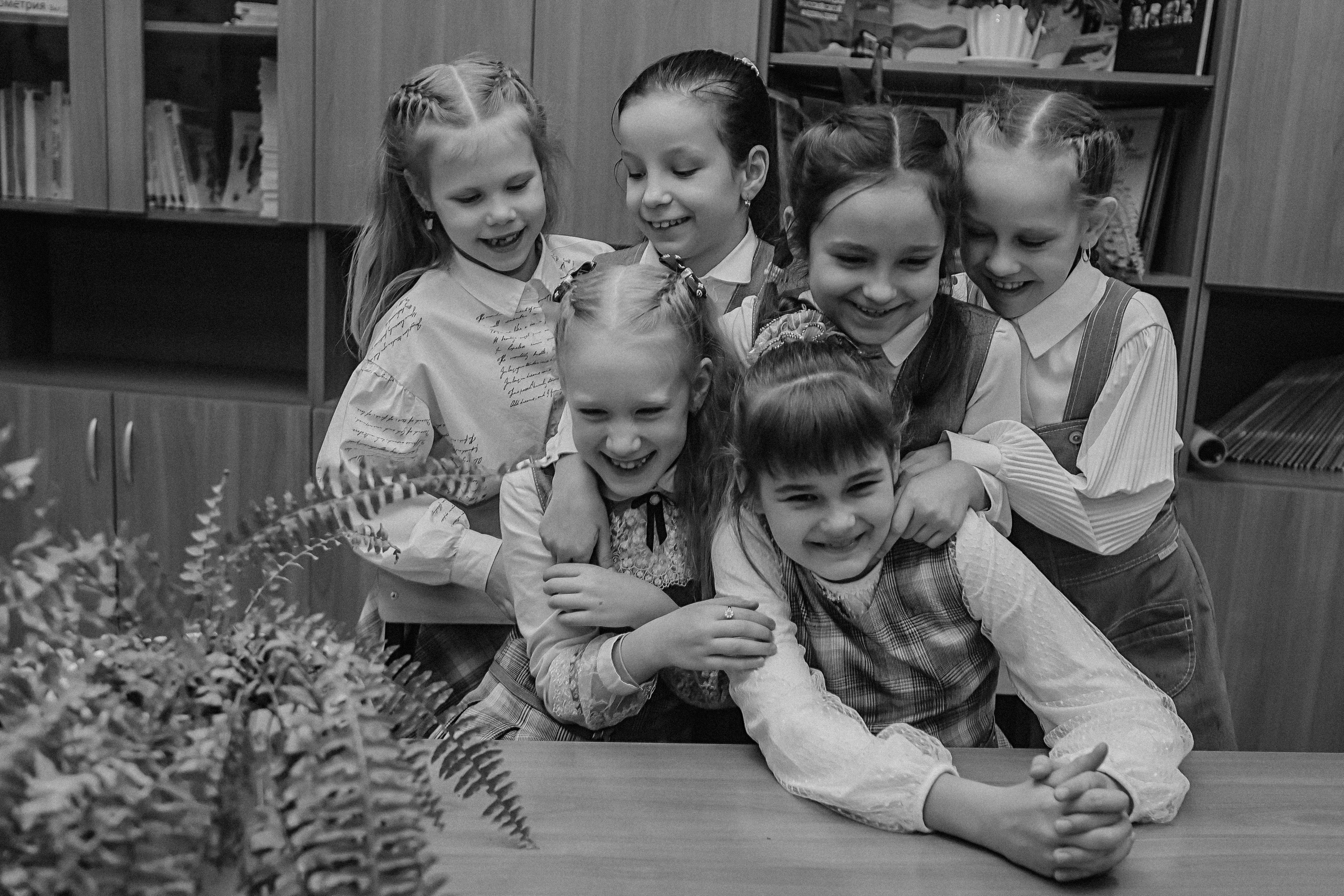 2 класс в школе. Семейный фотограф Тюмень, фотограф на роды Салмина Мария