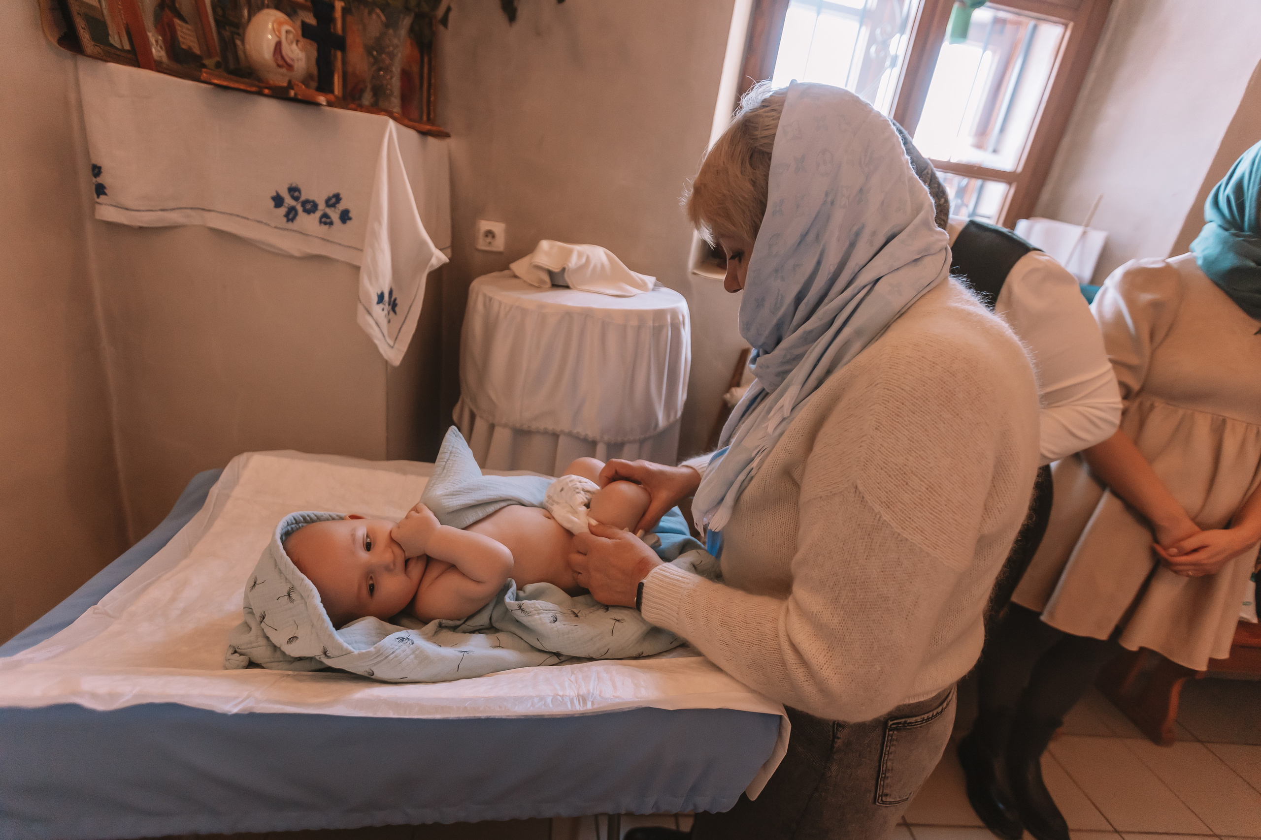 Крещение семакова. Семейный фотограф Тюмень, фотограф на роды Салмина Мария